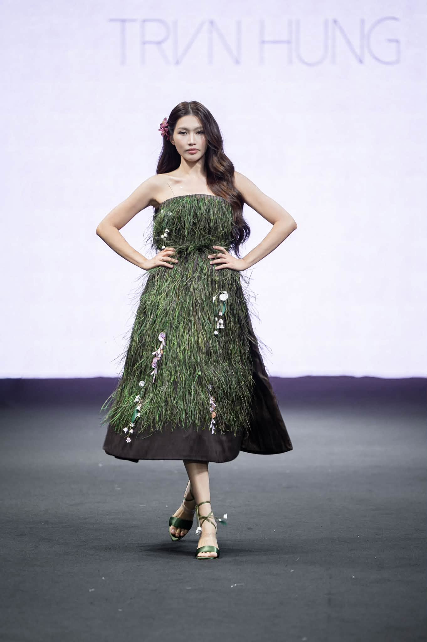 Ngô Thanh Vân lần đầu đưa con lên sàn diễn thời trang - Ảnh 3.