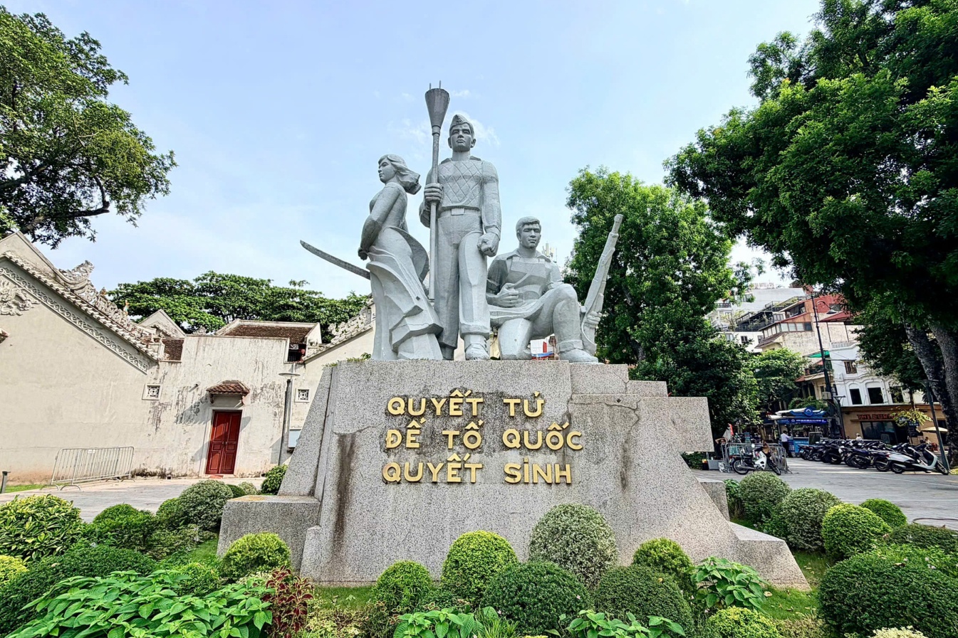 Di chuyển tượng đài 'Quyết tử để Tổ quốc quyết sinh' gần hồ Hoàn Kiếm- Ảnh 1.