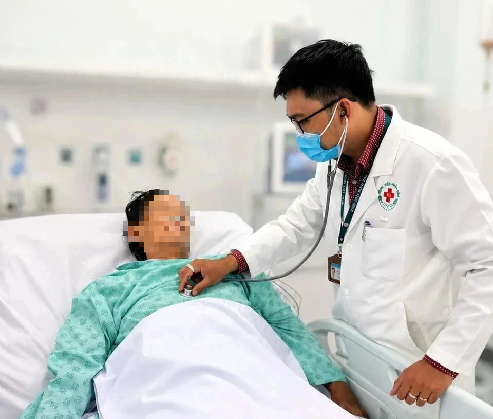 TP.HCM: Bác sĩ trẻ dừng xe cứu người đột quỵ bên đường- Ảnh 1.