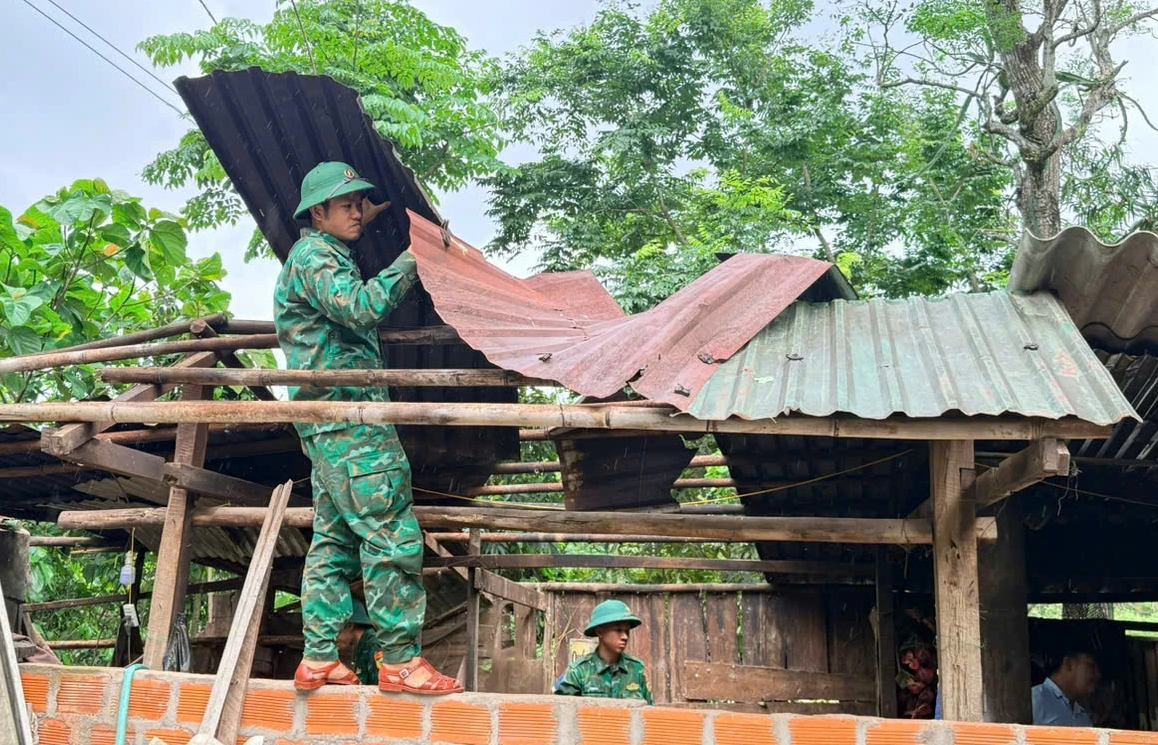 Bộ đội biên phòng Quảng Trị hỗ trợ dân lợp lại nhà tốc mái- Ảnh 2.