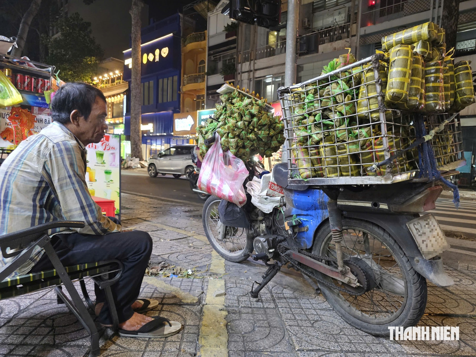Mảnh đời người bán bánh tét và ước mong có được tấm thẻ căn cước - Ảnh 3.