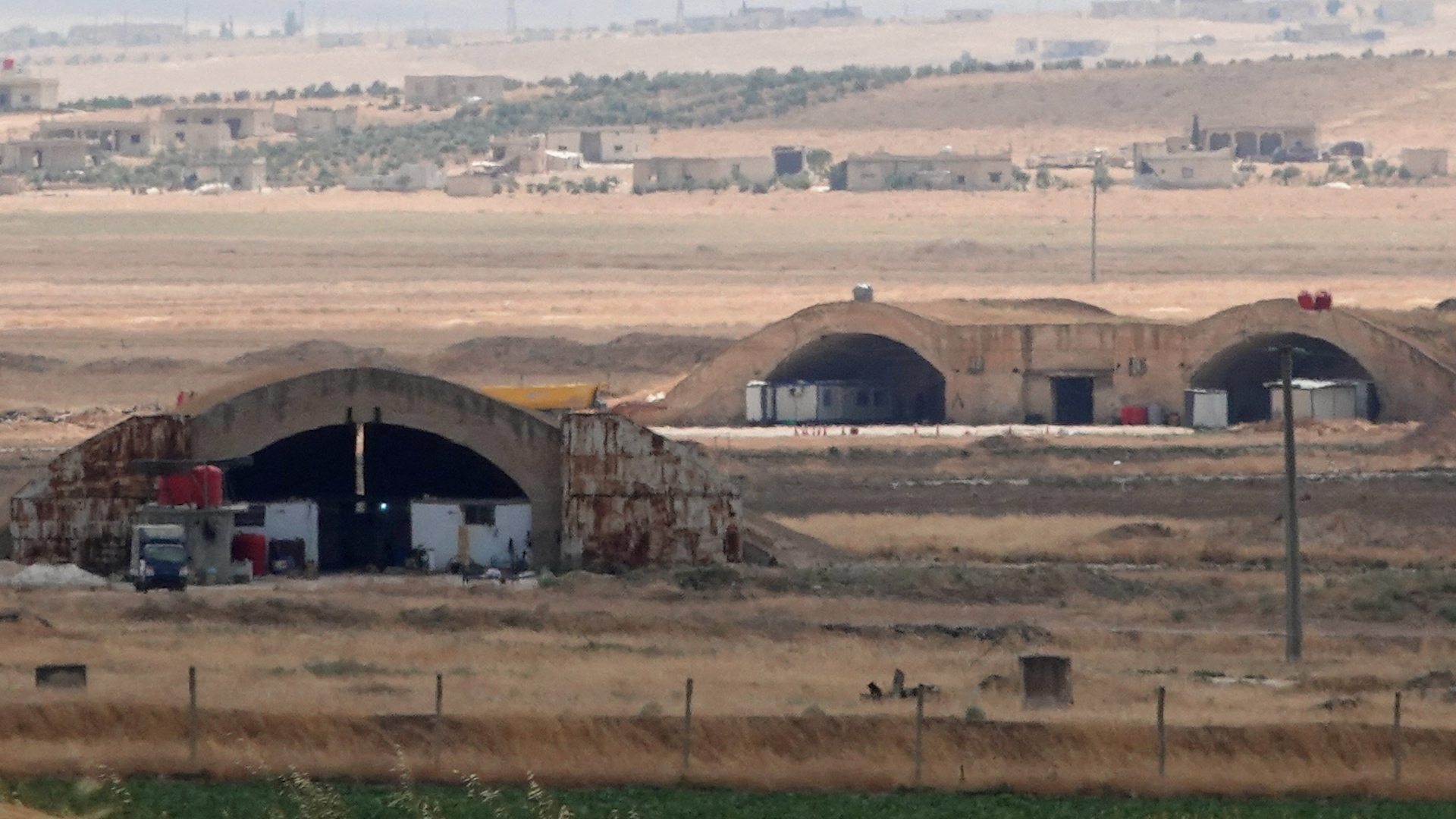 Israel, Thổ Nhĩ Kỳ căng thẳng sau vụ ném bom căn cứ không quân Syria - Ảnh 1.