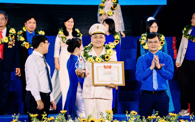 Người chở nắng về cho Hỏa Lựu- Ảnh 1.
