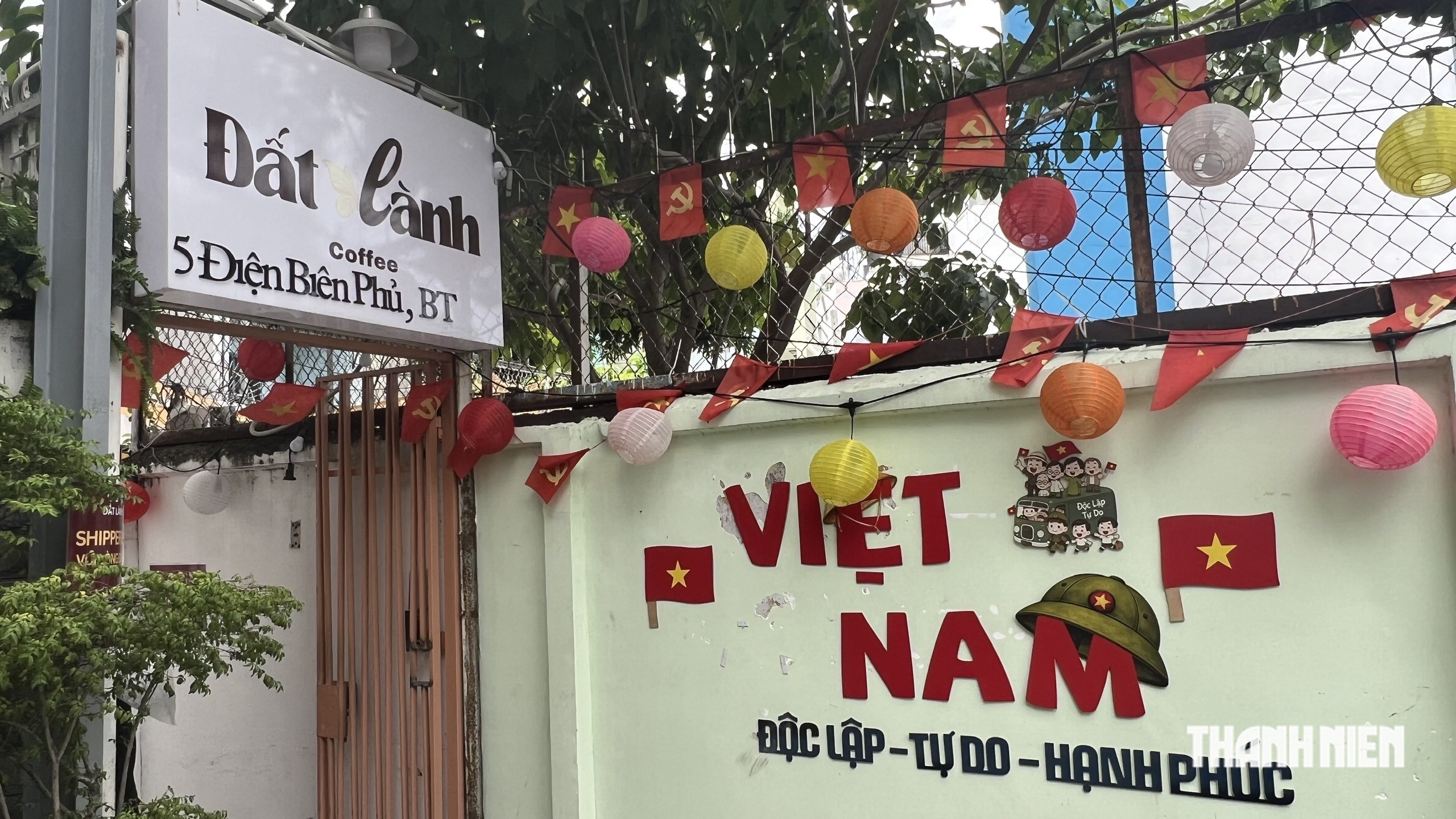 Cờ đỏ ngập tr&agrave;n qu&aacute;n, giới trẻ h&aacute;o hức check-in sớm lan tỏa t&igrave;nh y&ecirc;u Tổ quốc - Ảnh 1.