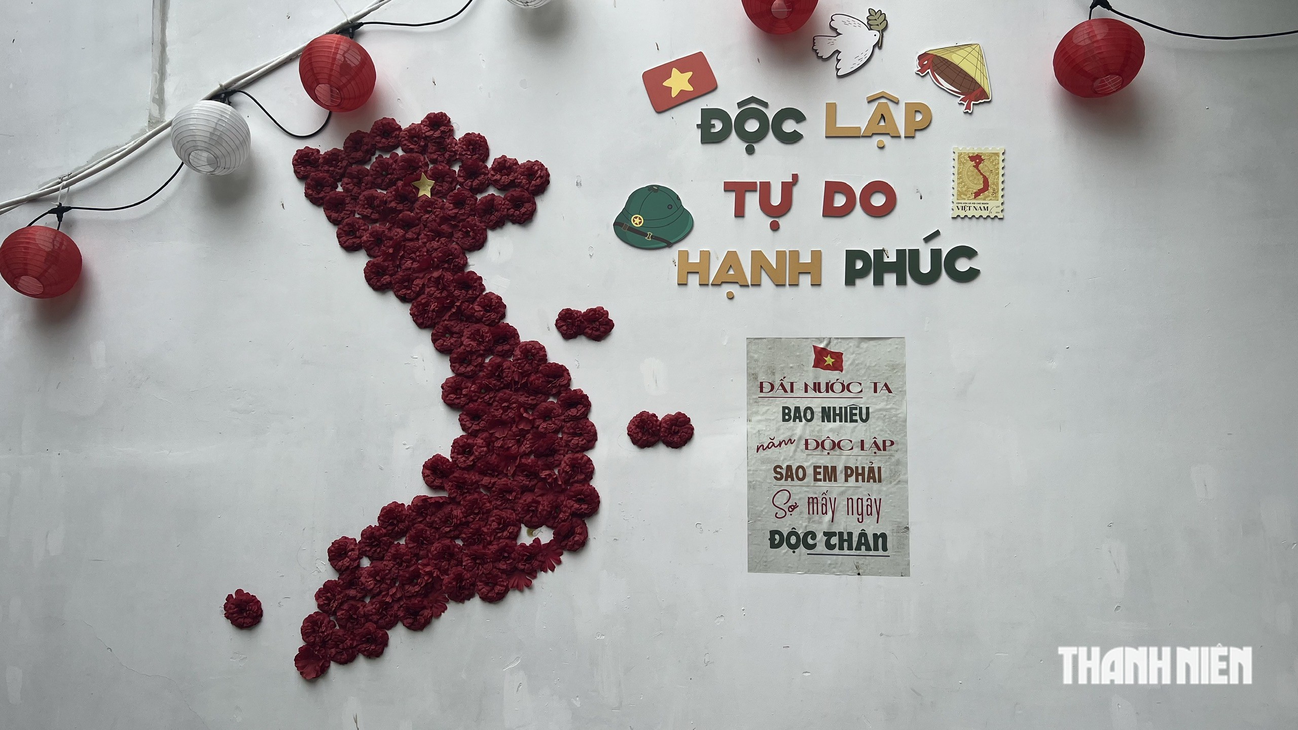 Cờ đỏ ngập tr&agrave;n qu&aacute;n, giới trẻ h&aacute;o hức check-in sớm lan tỏa t&igrave;nh y&ecirc;u Tổ quốc - Ảnh 3.