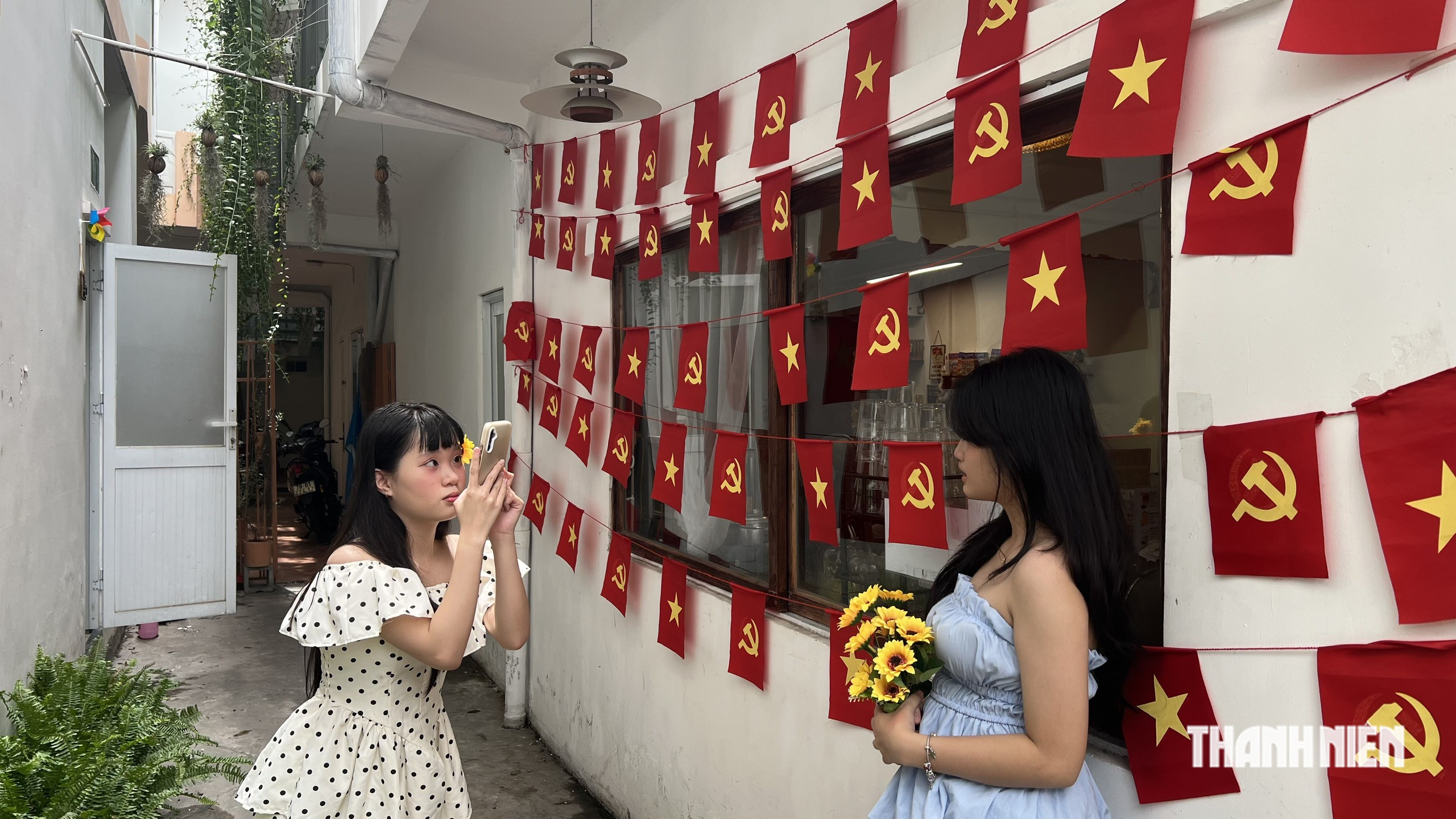 Cờ đỏ ngập tr&agrave;n qu&aacute;n, giới trẻ h&aacute;o hức check-in sớm lan tỏa t&igrave;nh y&ecirc;u Tổ quốc - Ảnh 2.