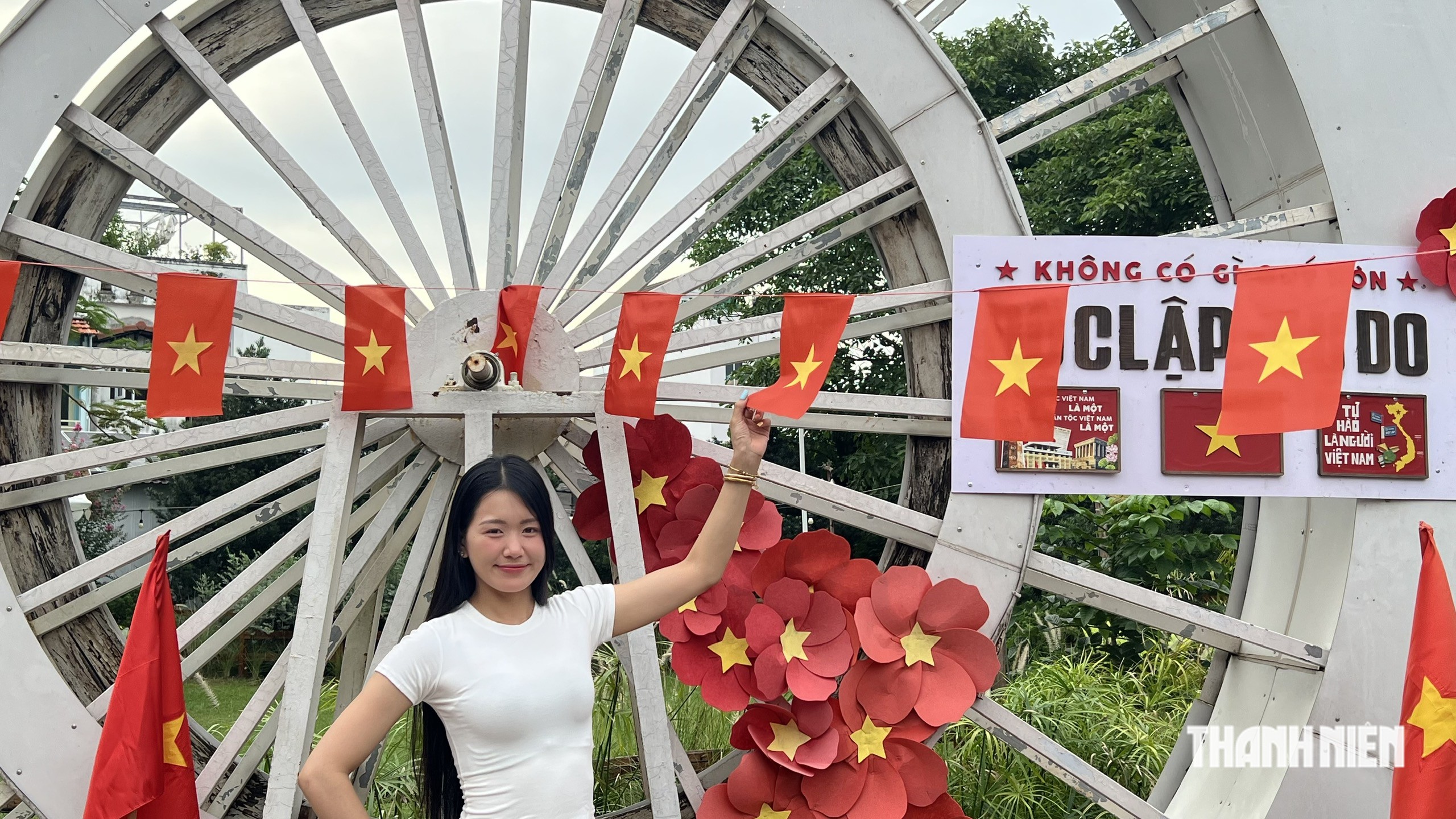 Cờ đỏ ngập tr&agrave;n qu&aacute;n, giới trẻ h&aacute;o hức check-in sớm lan tỏa t&igrave;nh y&ecirc;u Tổ quốc - Ảnh 8.