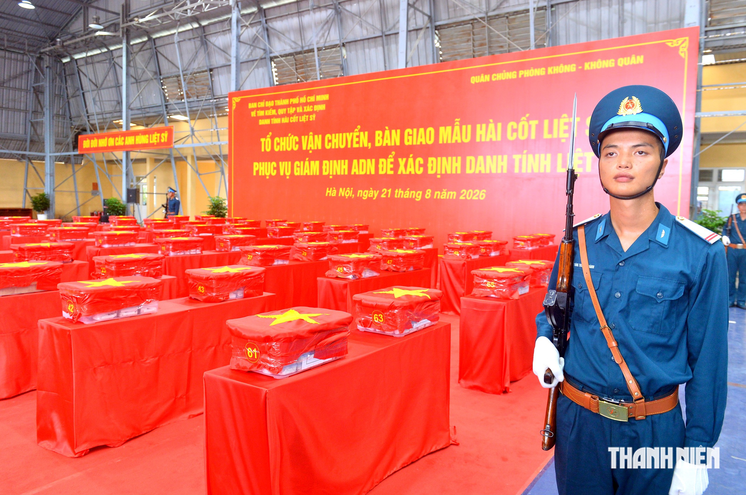 Chuyến bay đặc biệt chở 7.104 mẫu h&agrave;i cốt liệt sĩ tới H&agrave; Nội- Ảnh 6.