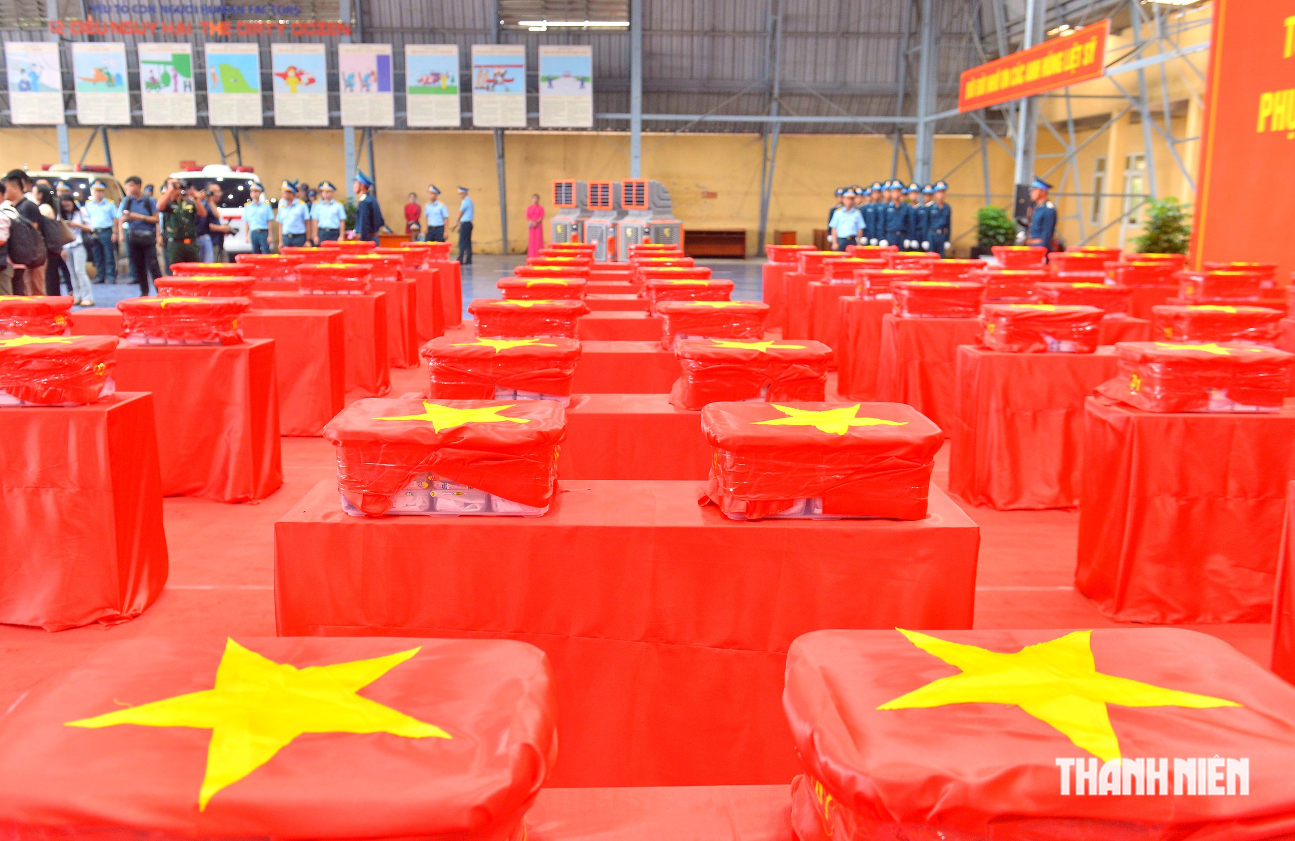 Chuyến bay đặc biệt chở 7.104 mẫu h&agrave;i cốt liệt sĩ tới H&agrave; Nội- Ảnh 7.