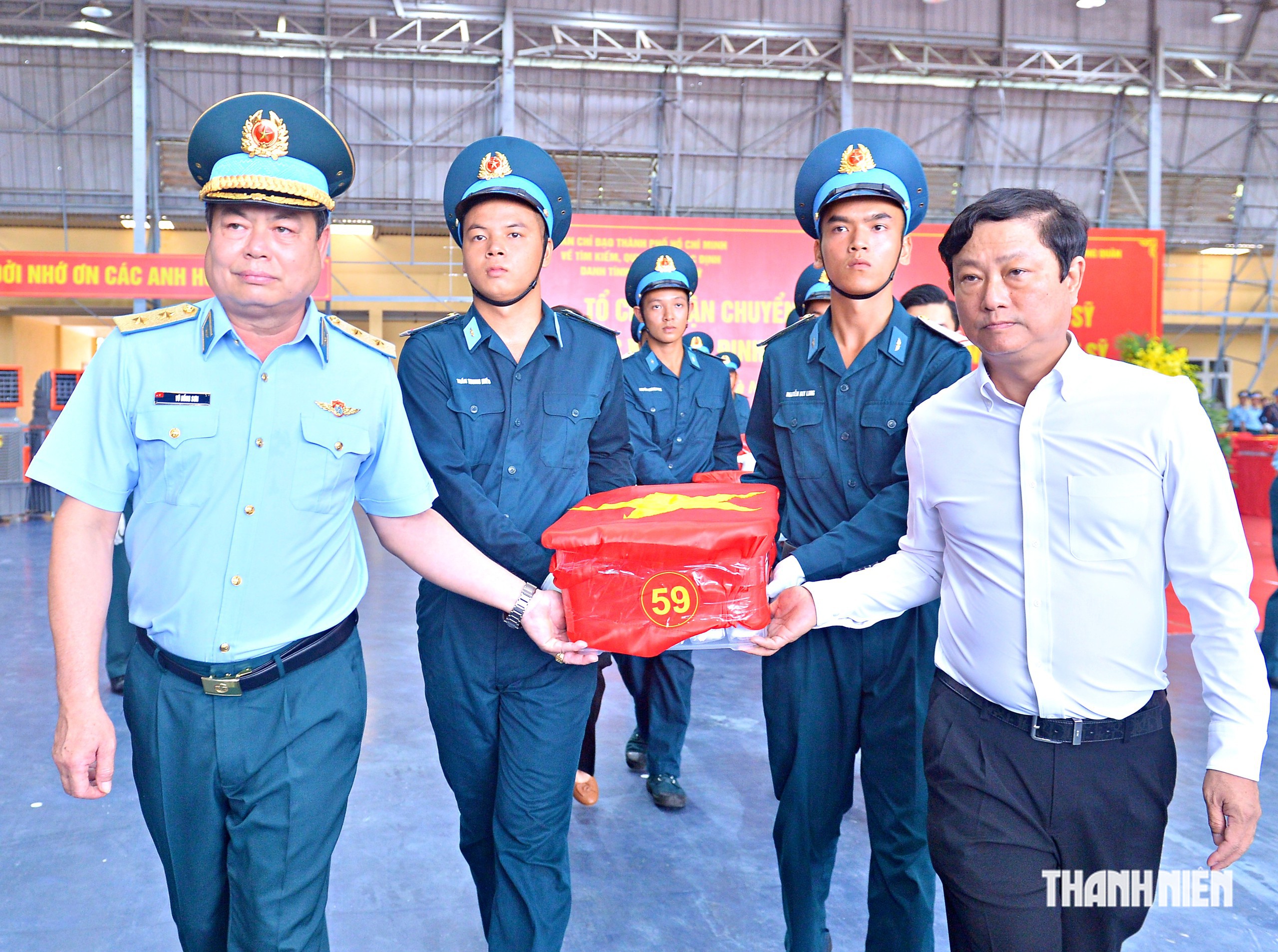 Chuyến bay đặc biệt chở 7.104 mẫu h&agrave;i cốt liệt sĩ tới H&agrave; Nội- Ảnh 10.