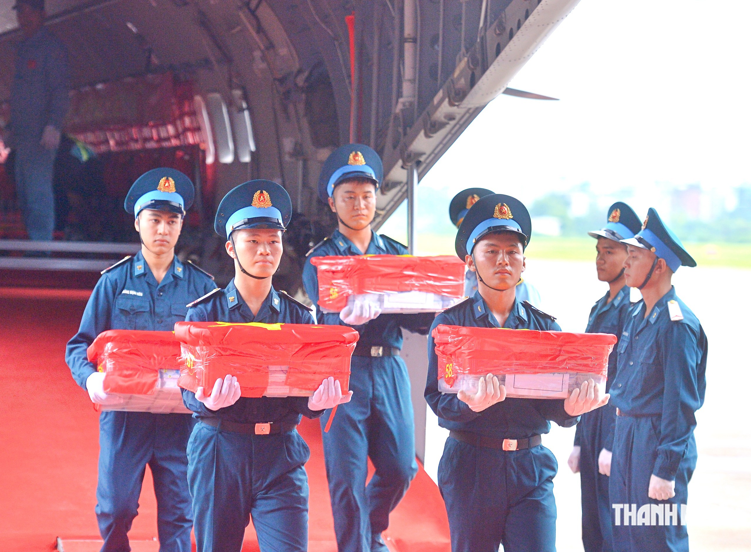 Chuyến bay đặc biệt chở 7.104 mẫu h&agrave;i cốt liệt sĩ tới H&agrave; Nội- Ảnh 3.