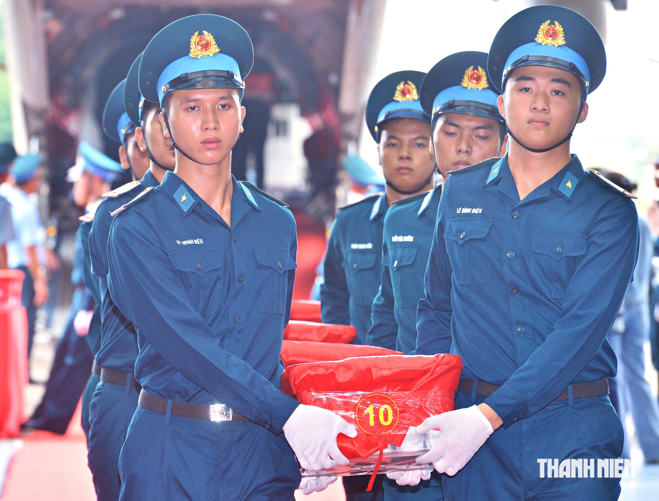 Chuyến bay đặc biệt chở 7.104 mẫu h&agrave;i cốt liệt sĩ tới H&agrave; Nội- Ảnh 4.