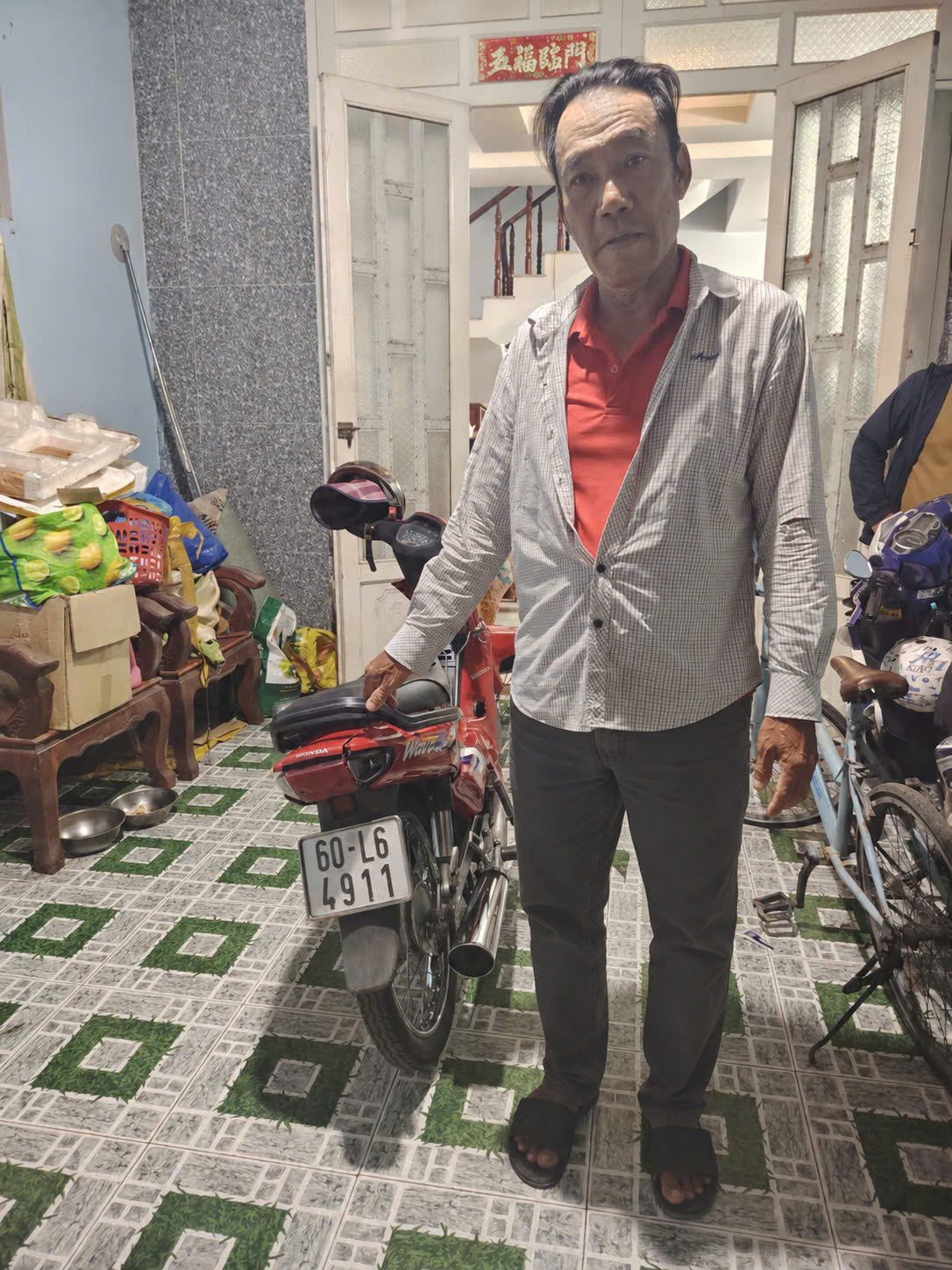 Bắt kẻ lừa nhận từ thiện để chiếm đoạt tài sản của cụ bà bán vé số- Ảnh 1.