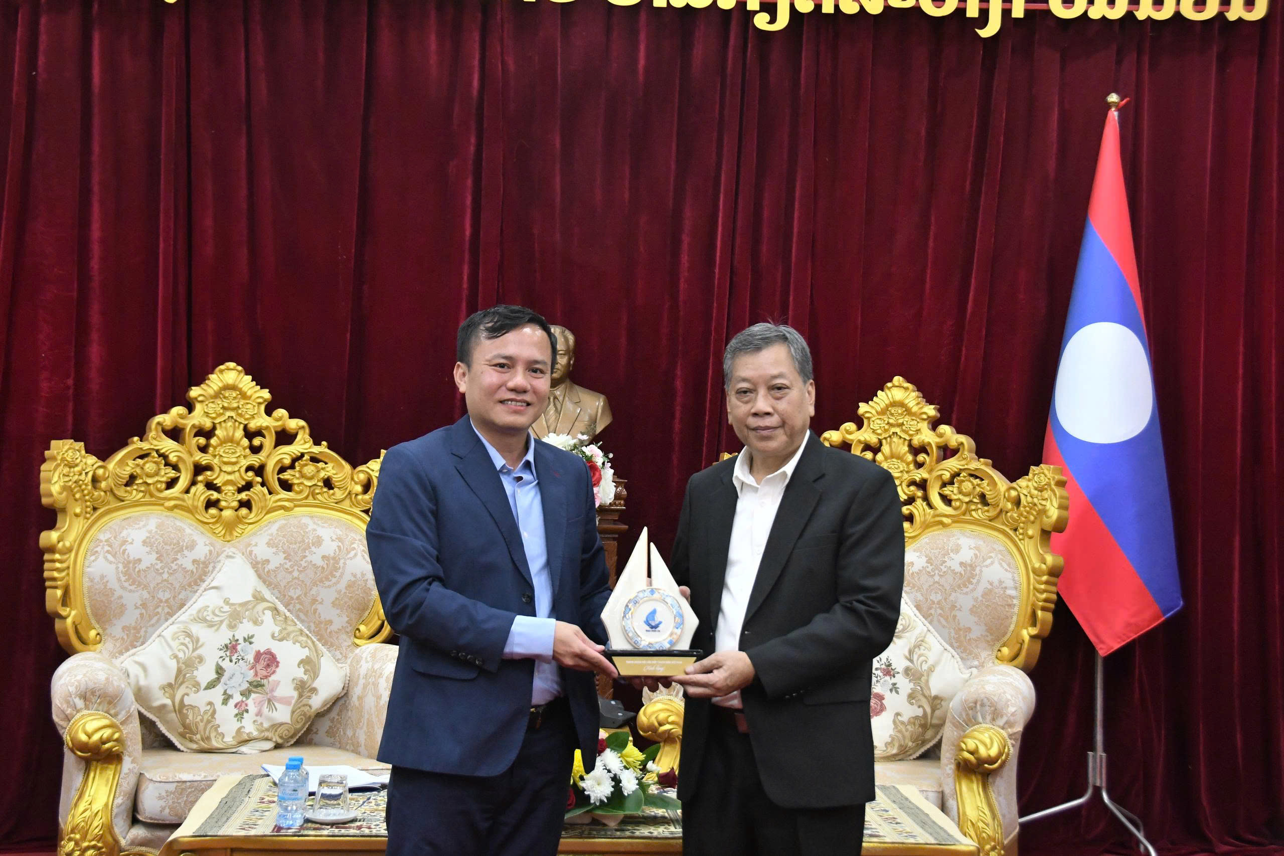 Mang yêu thương đến trẻ mồ côi chưa một lần được khám bệnh ở Lào - Ảnh 15.