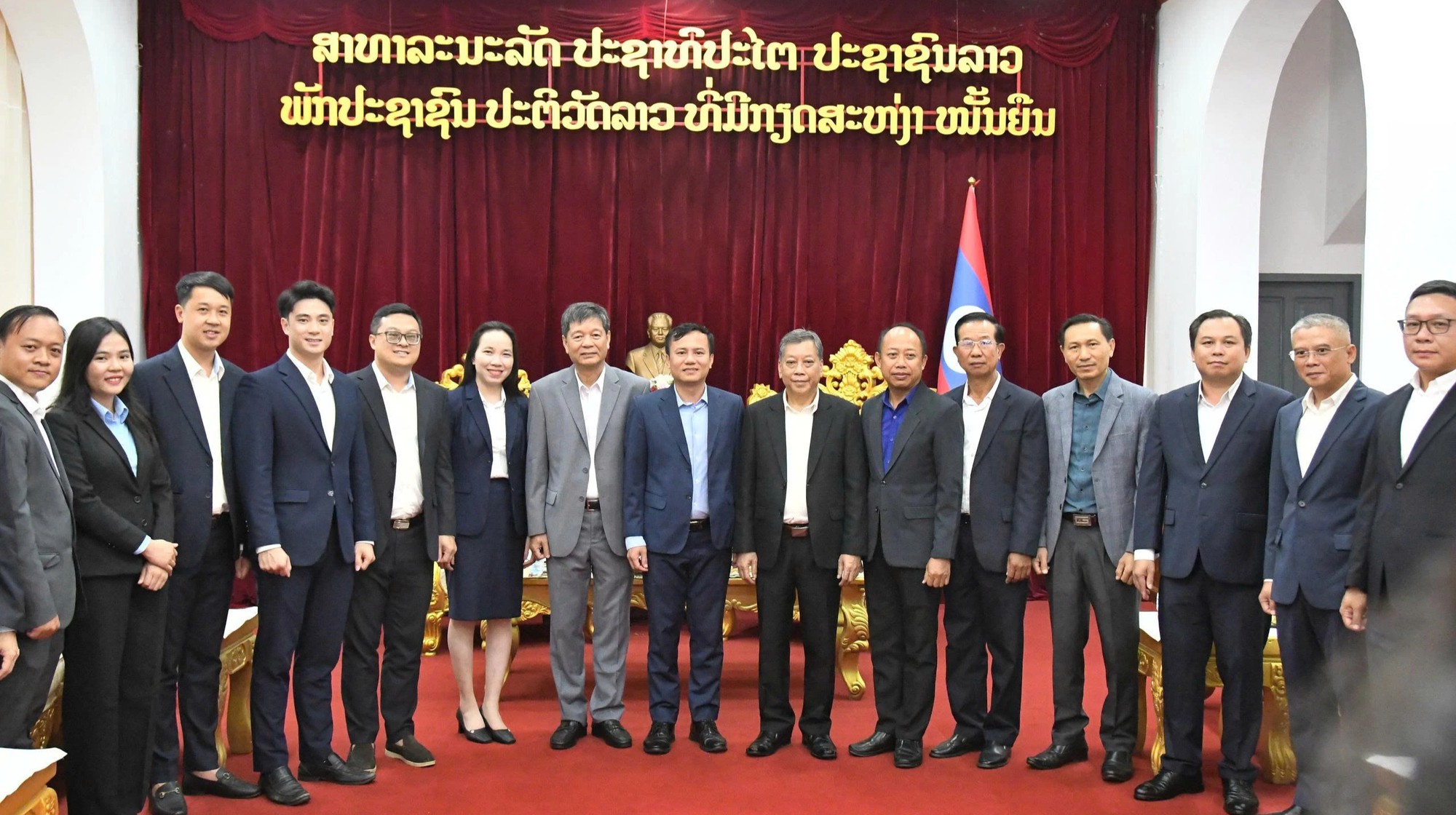 Mang yêu thương đến trẻ mồ côi chưa một lần được khám bệnh ở Lào - Ảnh 14.