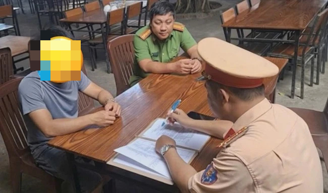 Buông 2 tay bấm điện thoại khi chạy xe máy, nam thanh niên bị tịch thu xe- Ảnh 2.