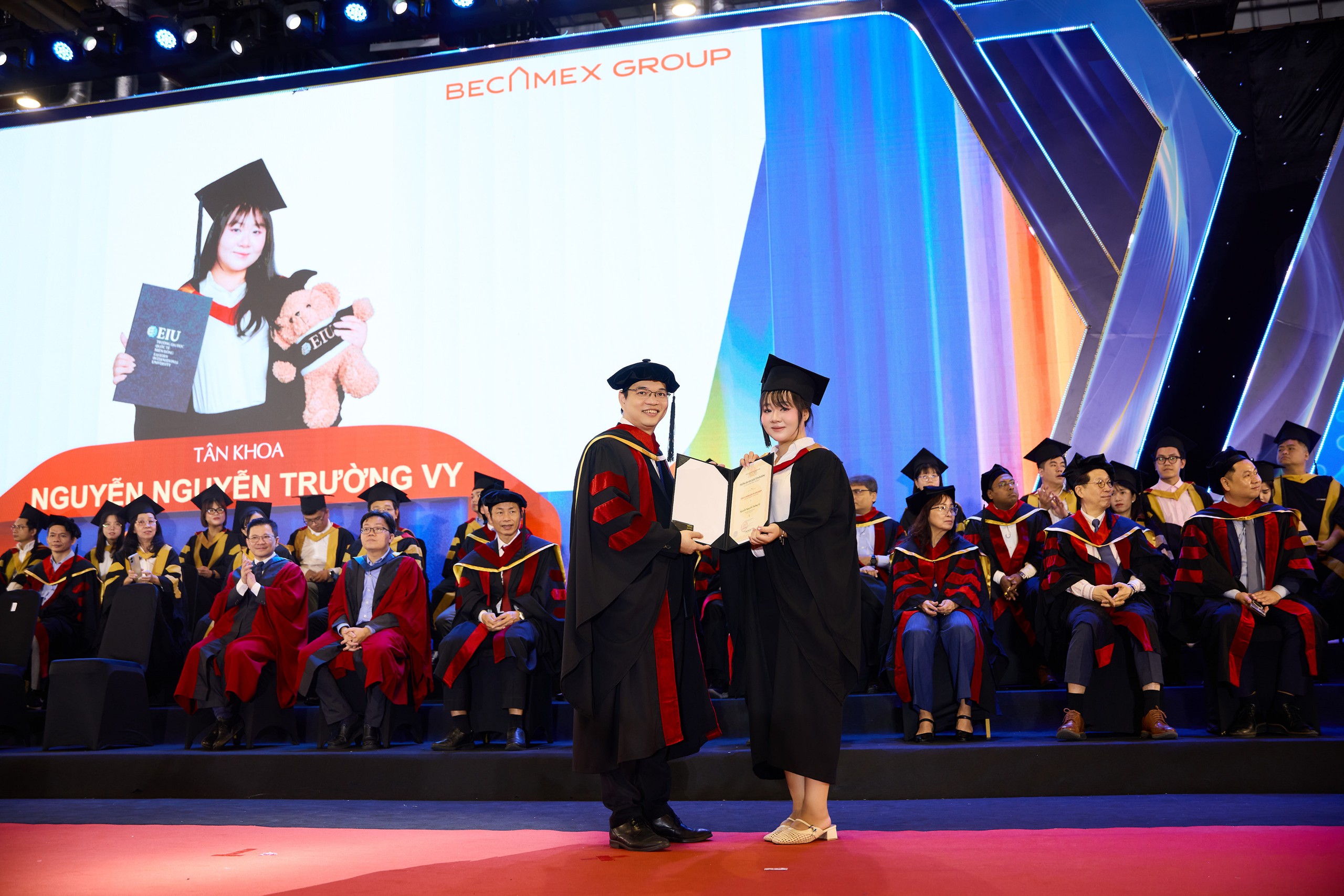 Trường đại học Quốc tế Miền Đông trao bằng tốt nghiệp cho 400 cử nhân, kỹ sư - Ảnh 1.