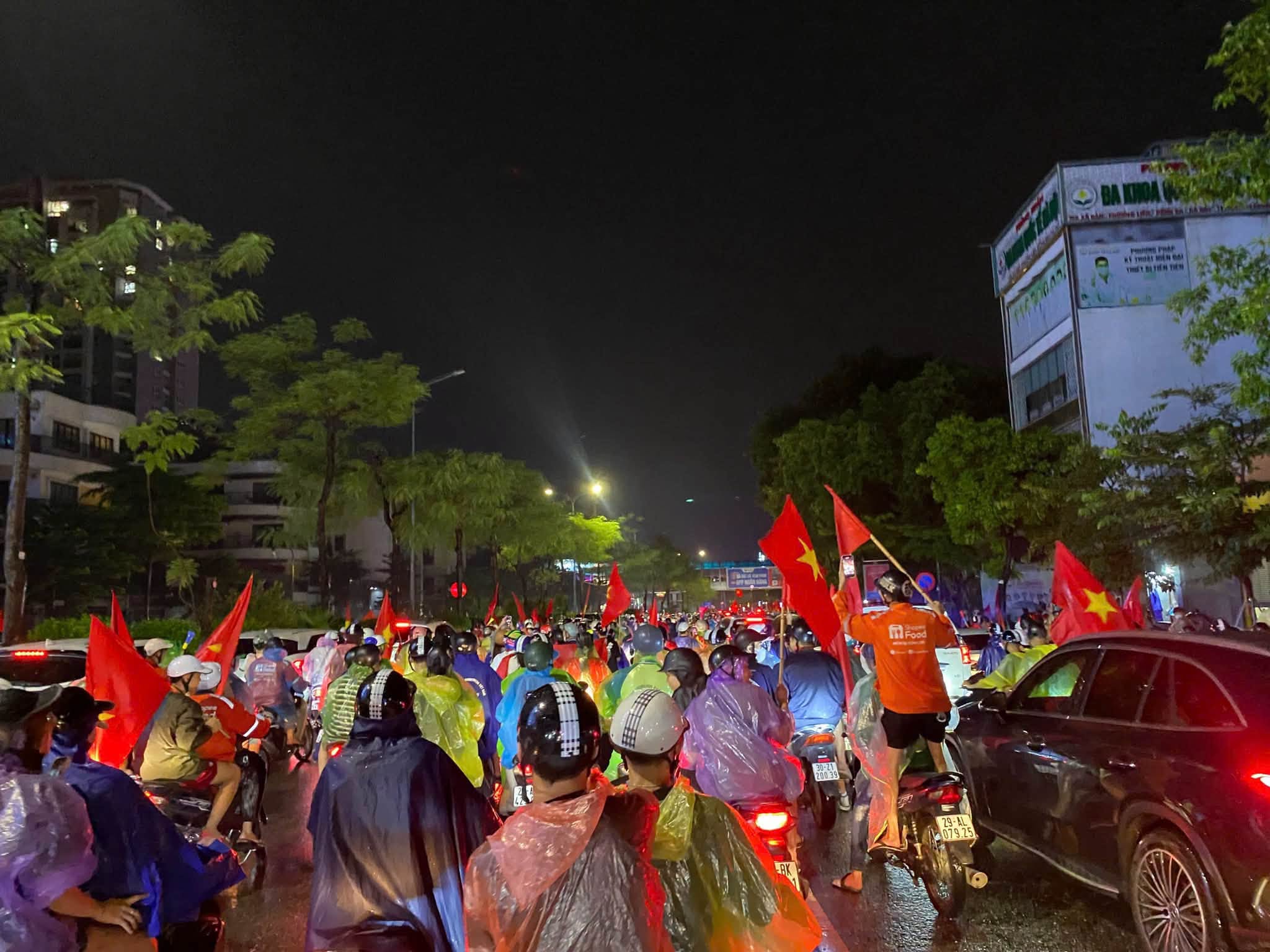 H&igrave;nh ảnh kh&ocirc;ng thấy tr&ecirc;n truyền h&igrave;nh: Đội tuyển Việt Nam &lsquo;check-in&rsquo; chỗ xịn, ở nh&agrave; CĐV xuống đường đi &lsquo;b&atilde;o&rsquo;- Ảnh 10.
