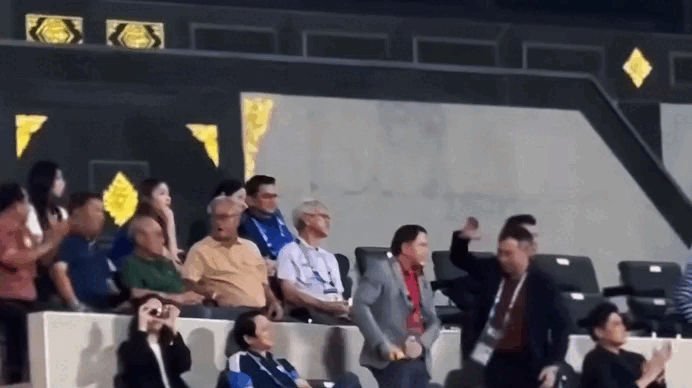 Khoảnh khắc ăn mừng của Chủ tịch VFF và trưởng đoàn Việt Nam gây sốt trên báo Thái Lan- Ảnh 1.
