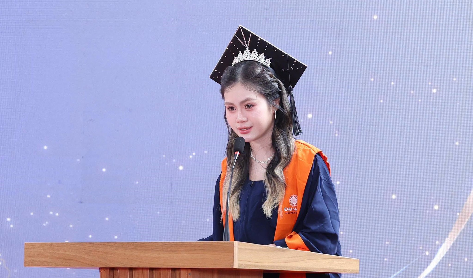 Nữ thủ khoa nói gì khiến cả hội trường nghẹn ngào rơi nước mắt? - Ảnh 1.