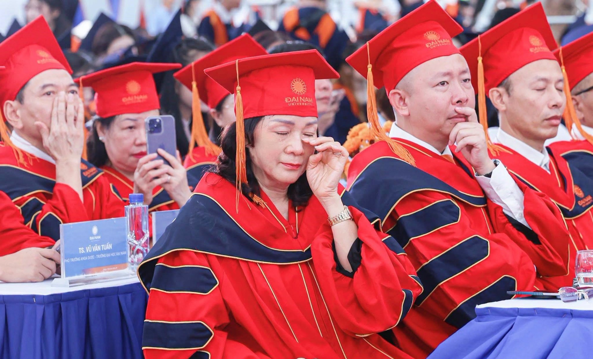 Nữ thủ khoa nói gì khiến cả hội trường nghẹn ngào rơi nước mắt? - Ảnh 2.