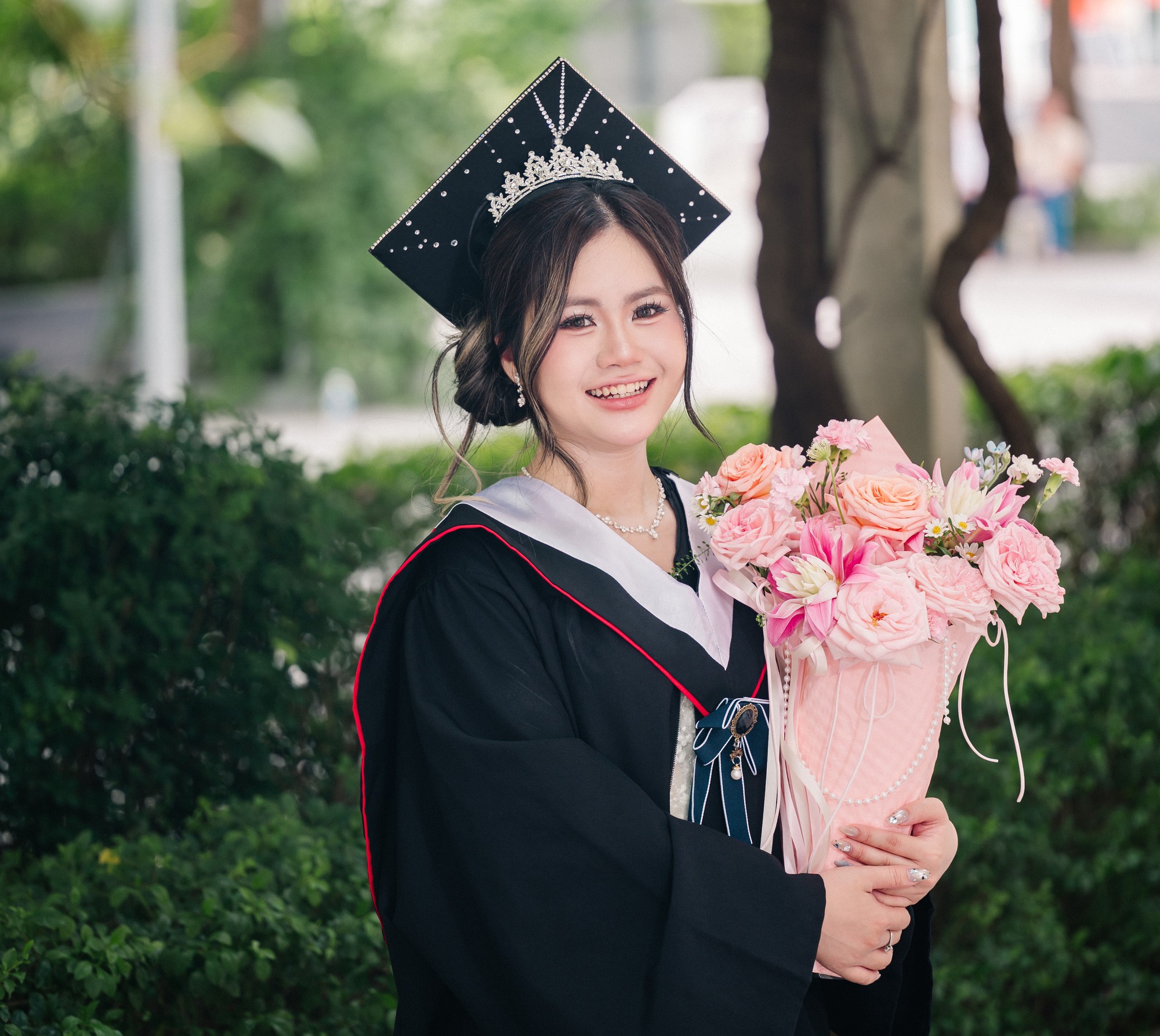 Nữ thủ khoa nói gì khiến cả hội trường nghẹn ngào rơi nước mắt? - Ảnh 4.