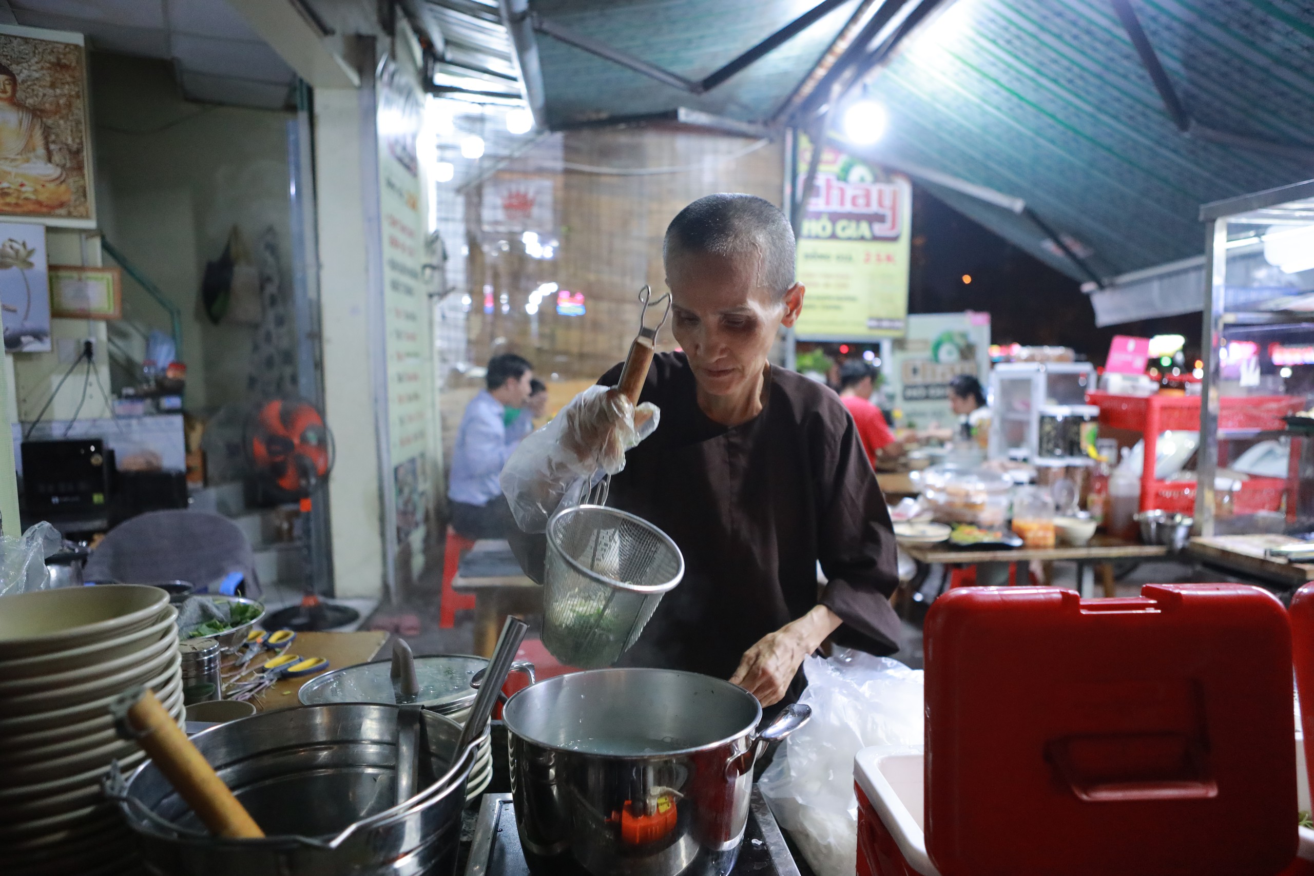 Quán chay ở TP.HCM có cách tính tiền lạ, người khó khăn chỉ cần trả 10.000 đồng - Ảnh 5.