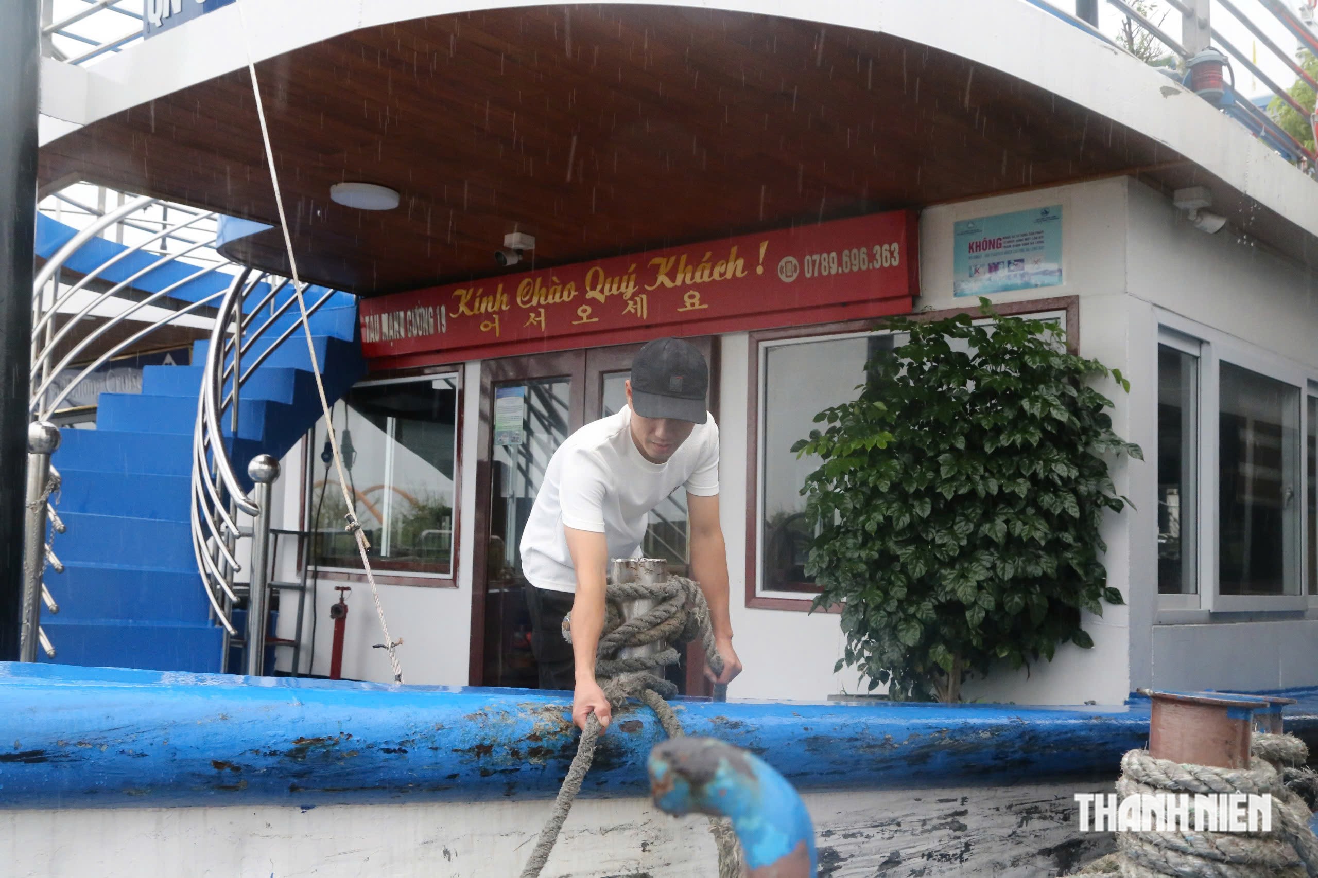  Tàu du lịch Hạ Long ken đặc khu neo đậu giữa mưa trắng trời  - Ảnh 3.