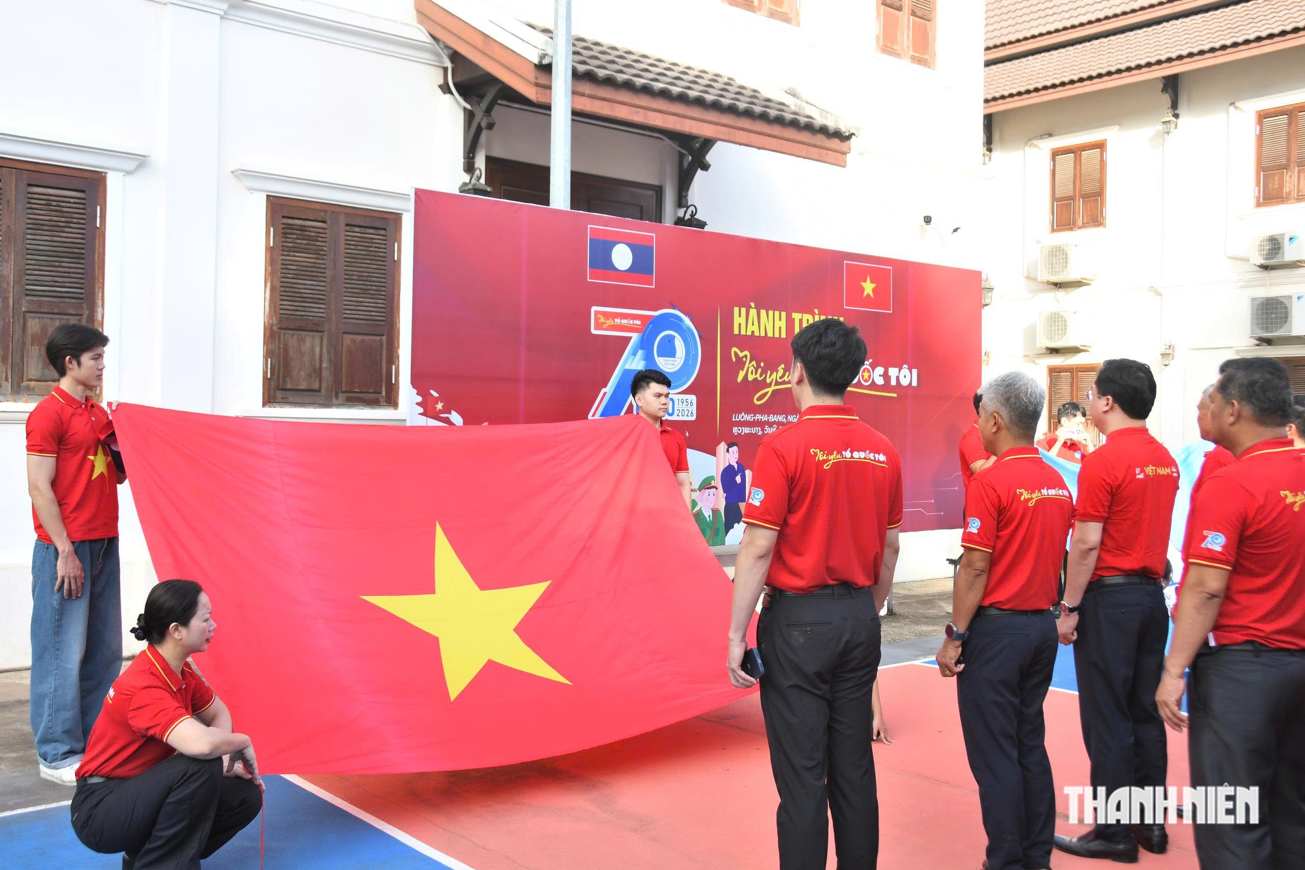 Lễ ch&agrave;o cờ đặc biệt &ldquo;T&ocirc;i y&ecirc;u Tổ quốc t&ocirc;i&rdquo; tr&ecirc;n đất nước bạn L&agrave;o - Ảnh 2.