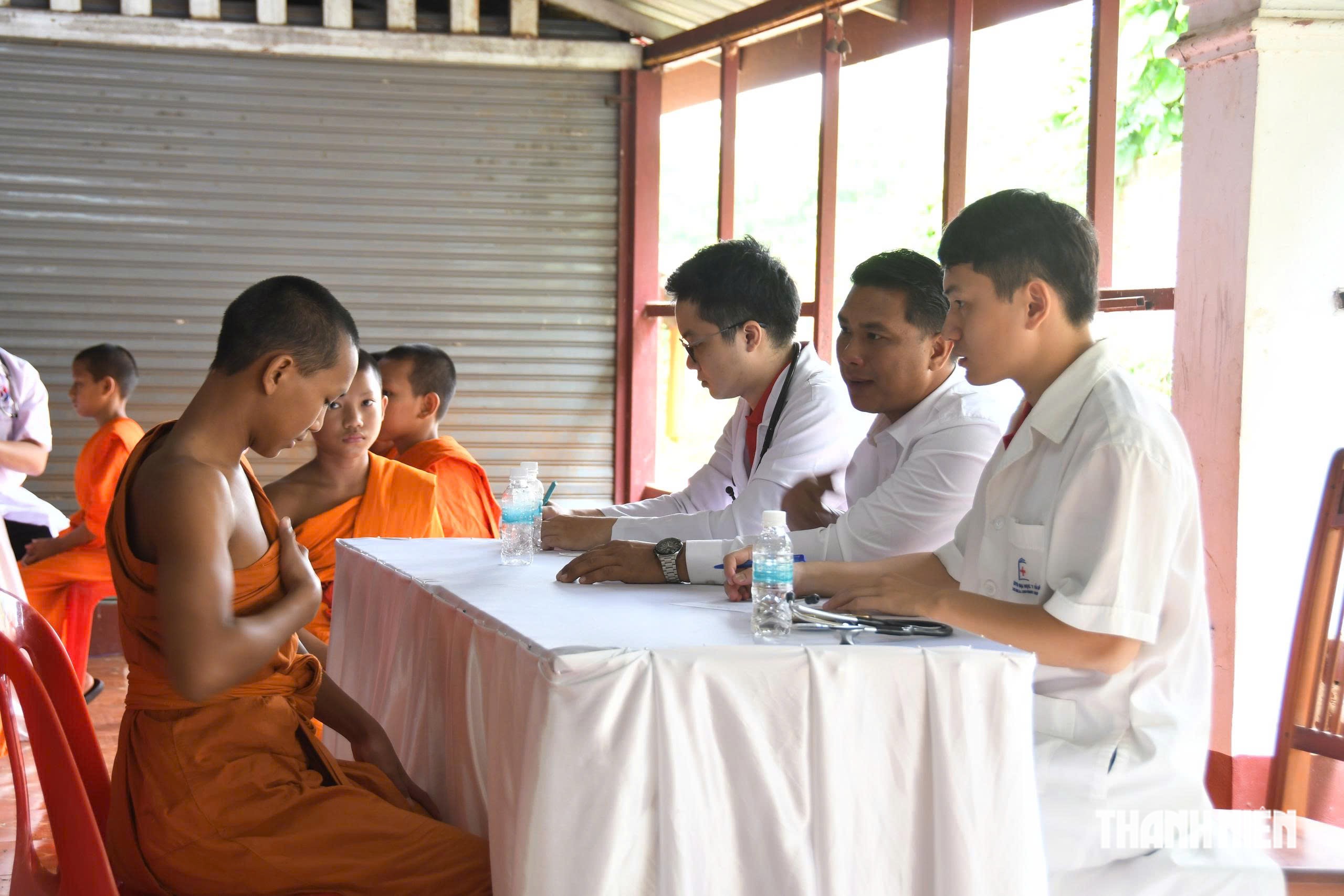 Mang yêu thương đến trẻ mồ côi chưa một lần được khám bệnh ở Lào - Ảnh 3.