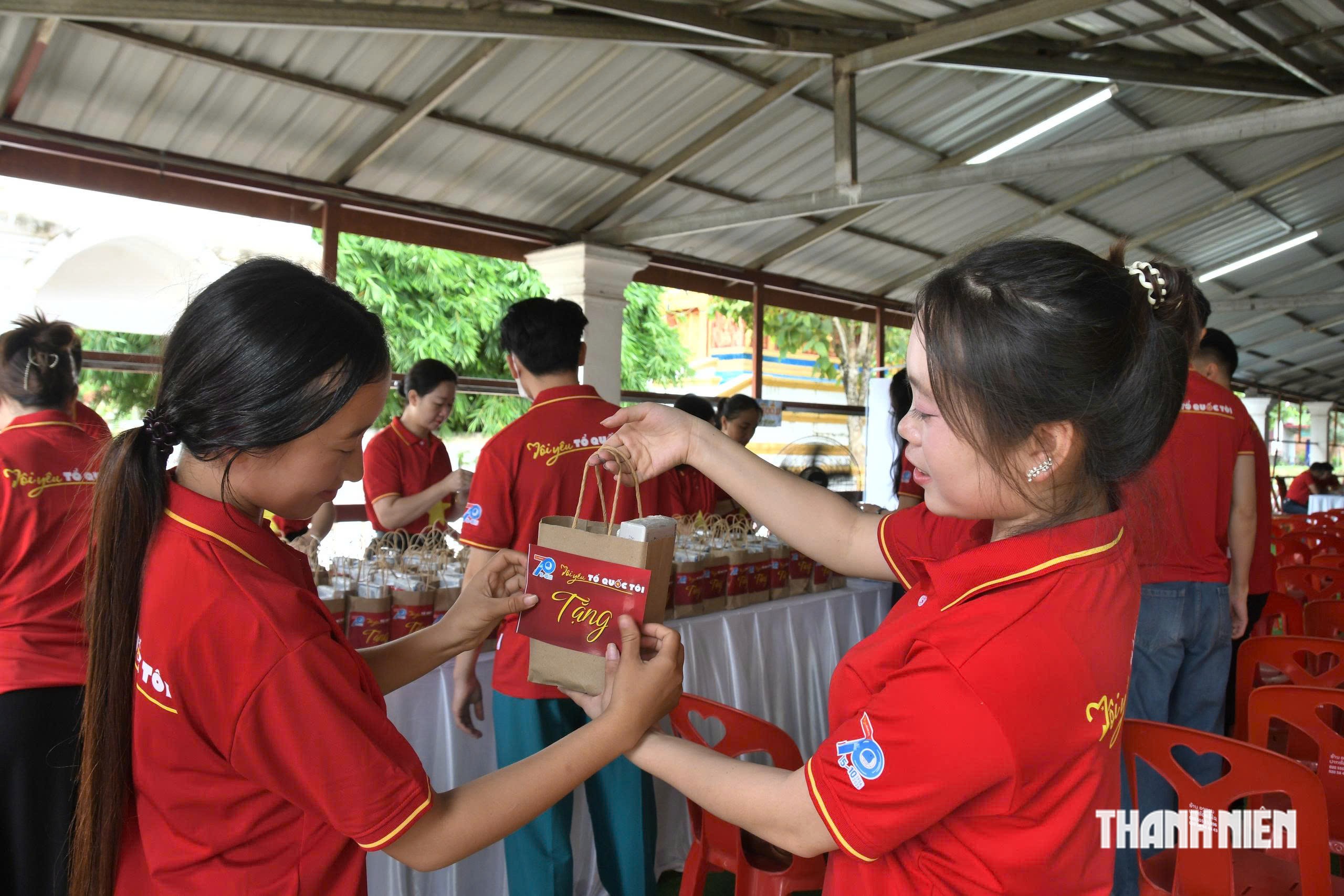Mang yêu thương đến trẻ mồ côi chưa một lần được khám bệnh ở Lào - Ảnh 12.