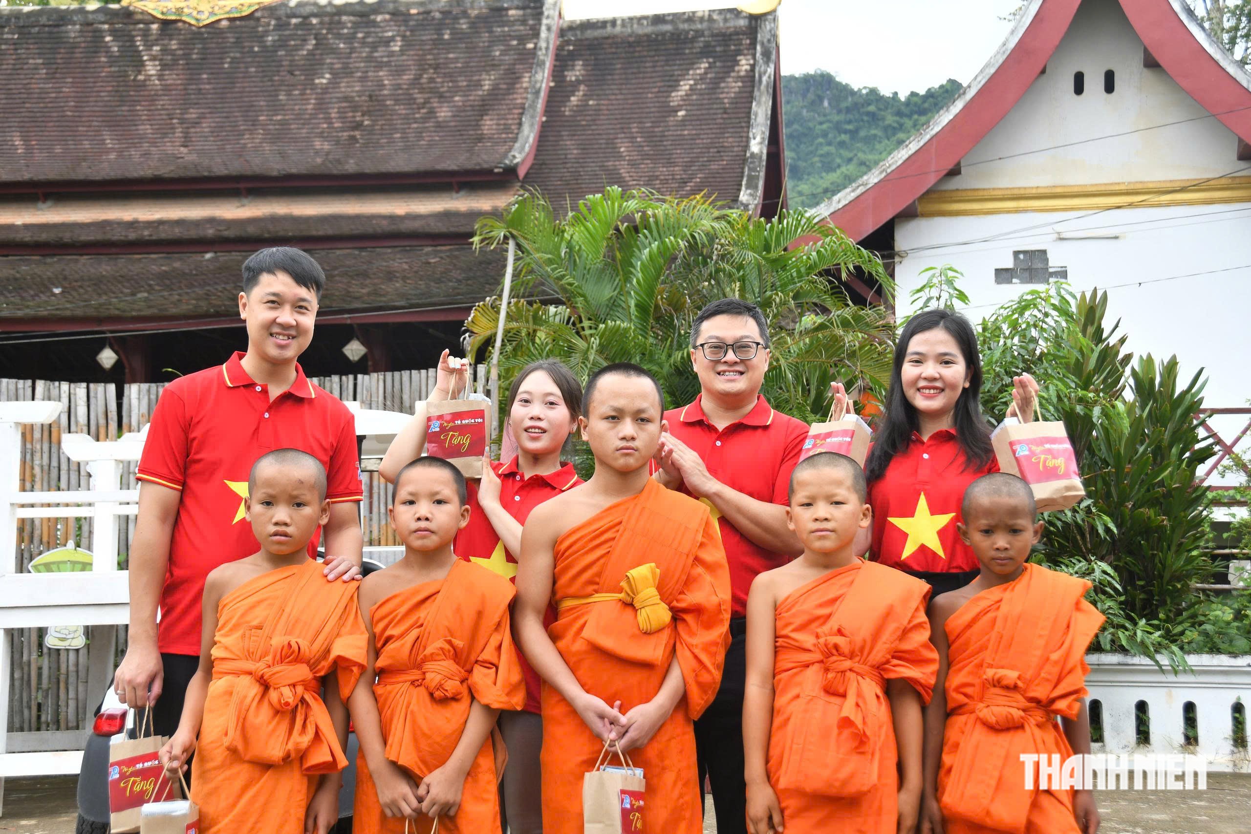 Mang yêu thương đến trẻ mồ côi chưa một lần được khám bệnh ở Lào - Ảnh 7.