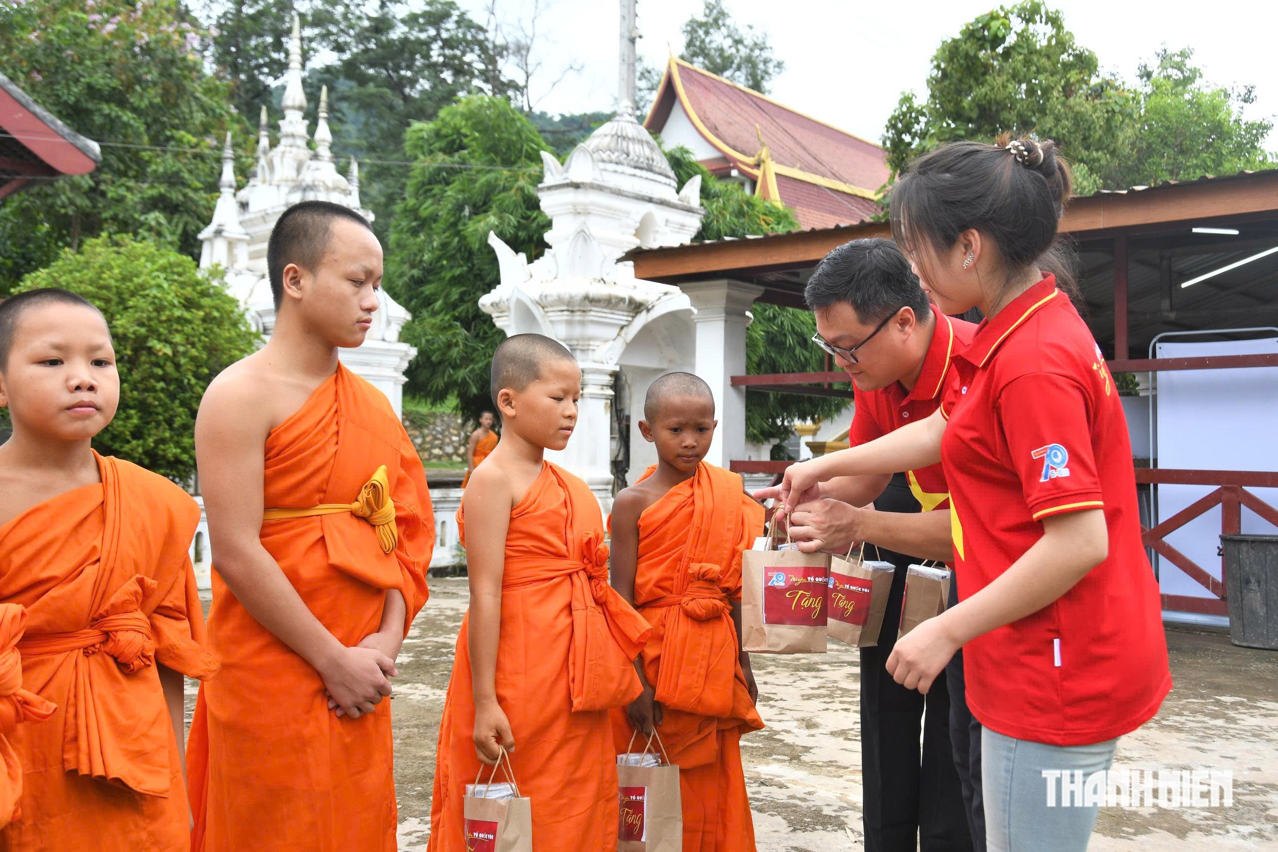 Mang yêu thương đến trẻ mồ côi chưa một lần được khám bệnh ở Lào - Ảnh 8.
