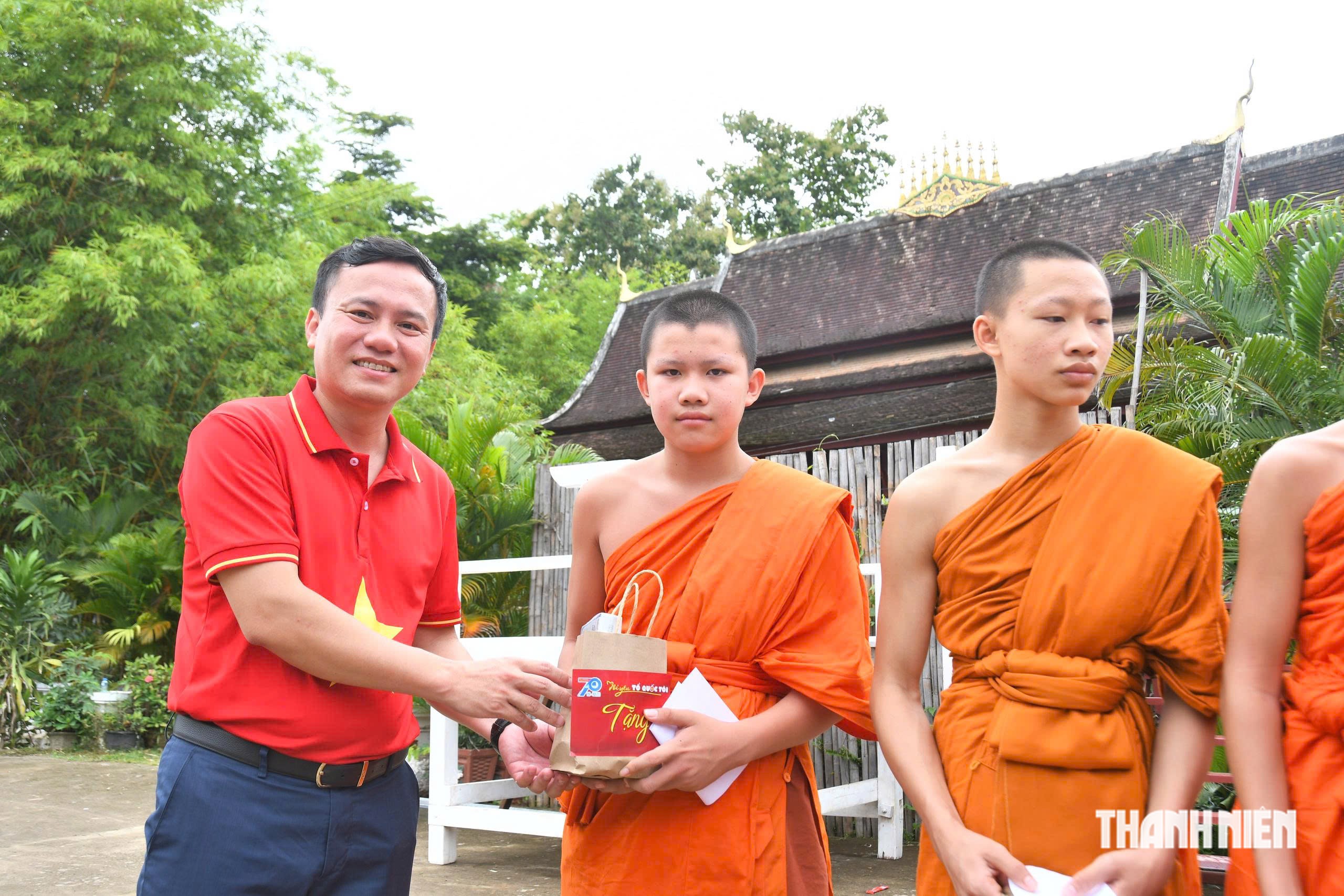 Mang yêu thương đến trẻ mồ côi chưa một lần được khám bệnh ở Lào - Ảnh 11.