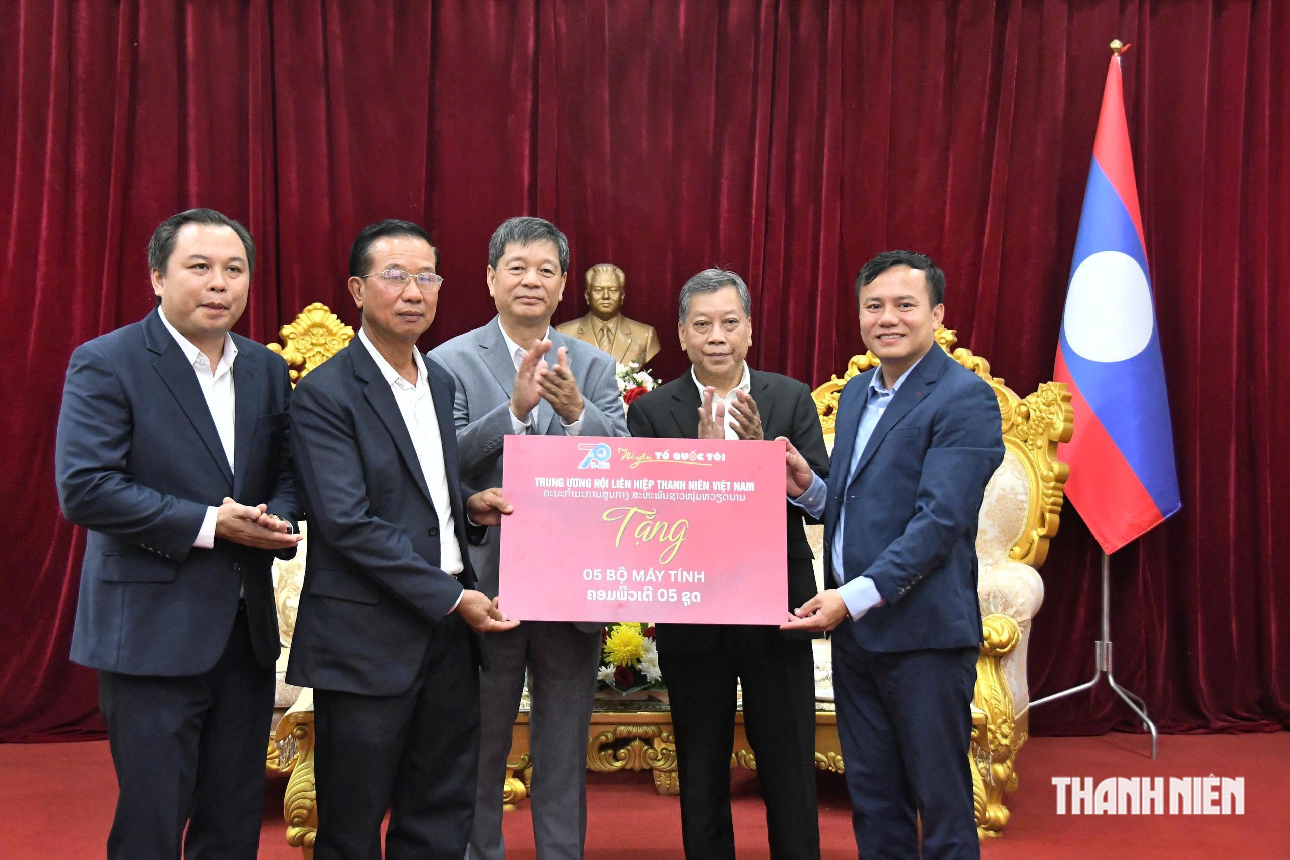 Mang yêu thương đến trẻ mồ côi chưa một lần được khám bệnh ở Lào - Ảnh 19.