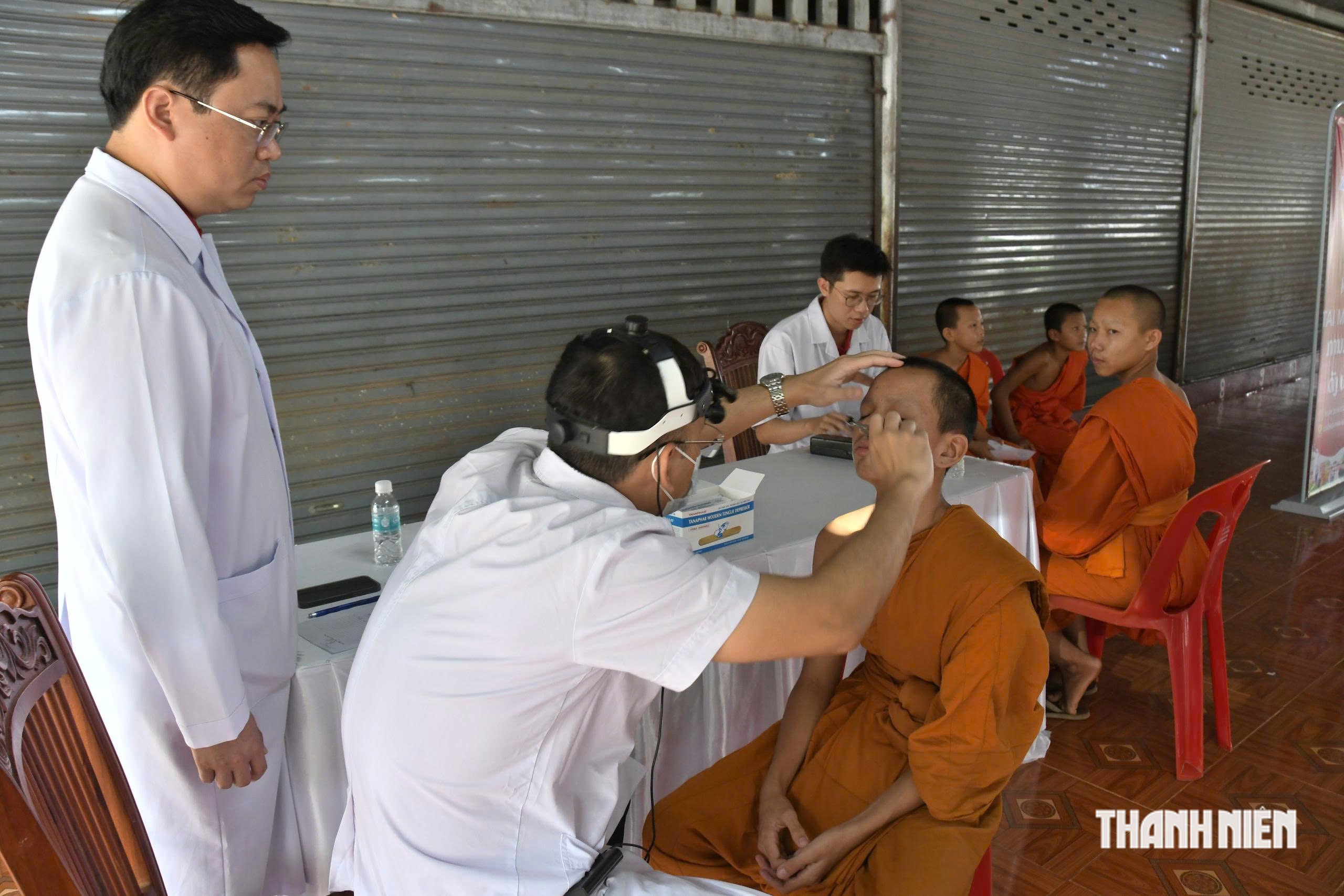 Mang yêu thương đến trẻ mồ côi chưa một lần được khám bệnh ở Lào - Ảnh 2.