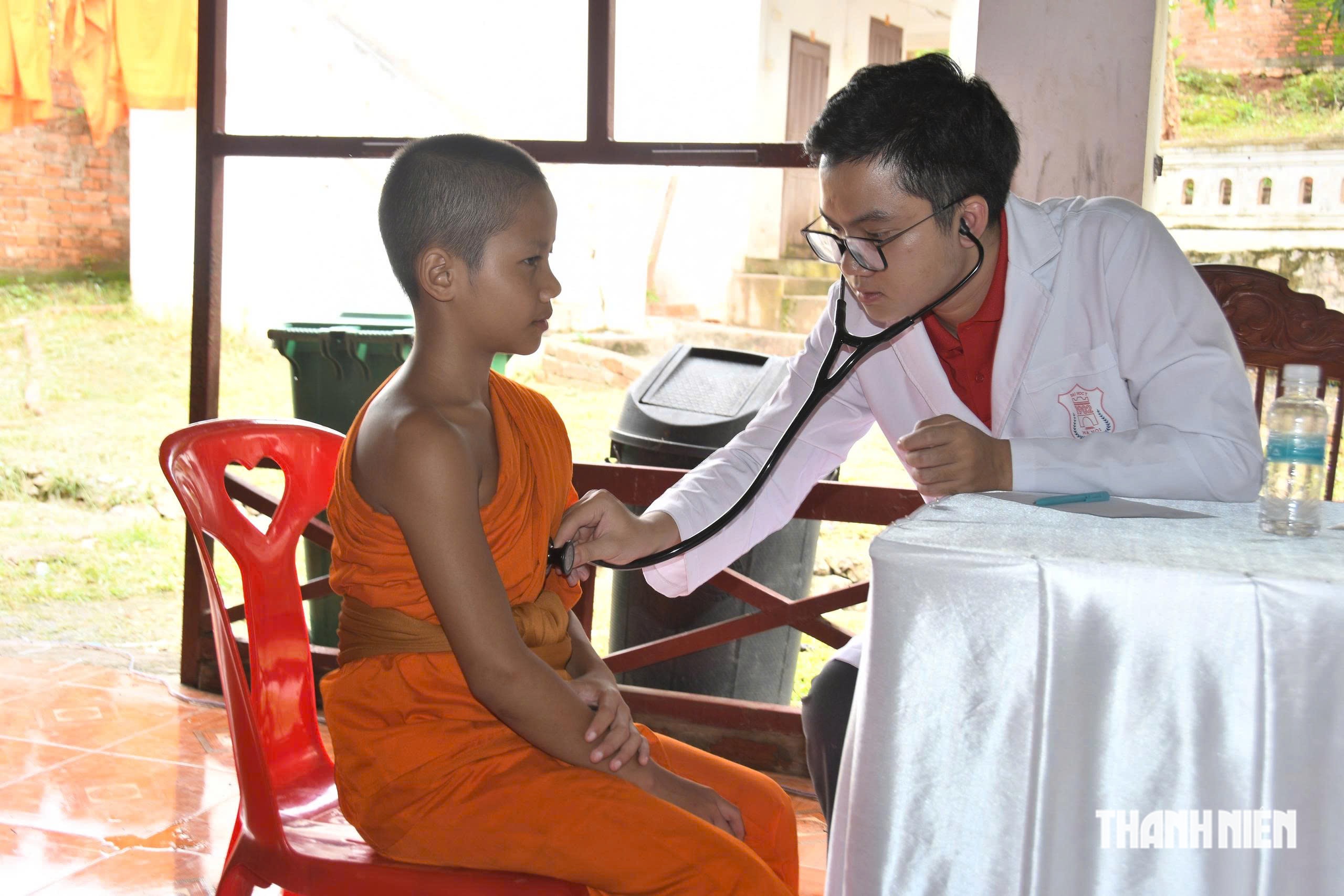 Mang yêu thương đến trẻ mồ côi chưa một lần được khám bệnh ở Lào - Ảnh 1.