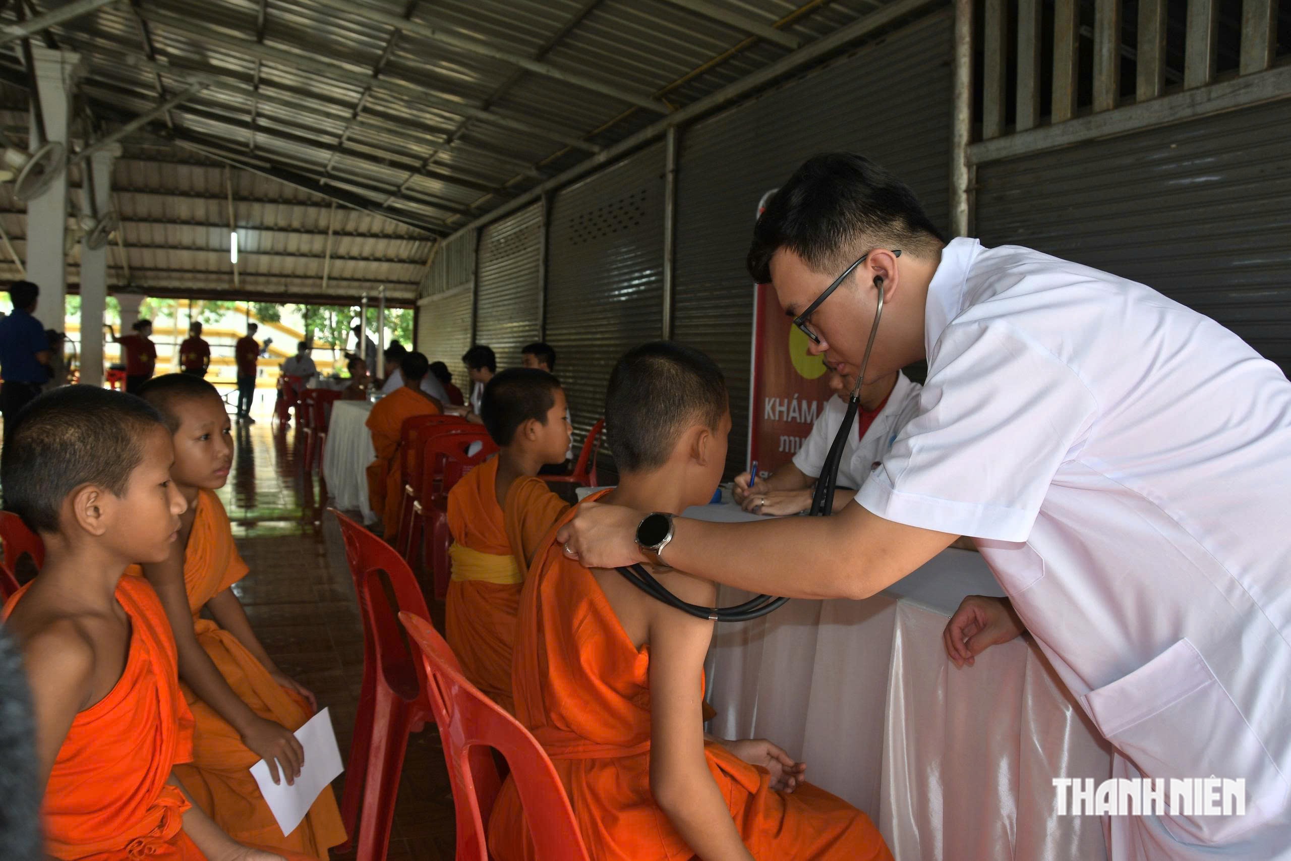 Mang yêu thương đến trẻ mồ côi chưa một lần được khám bệnh ở Lào - Ảnh 5.