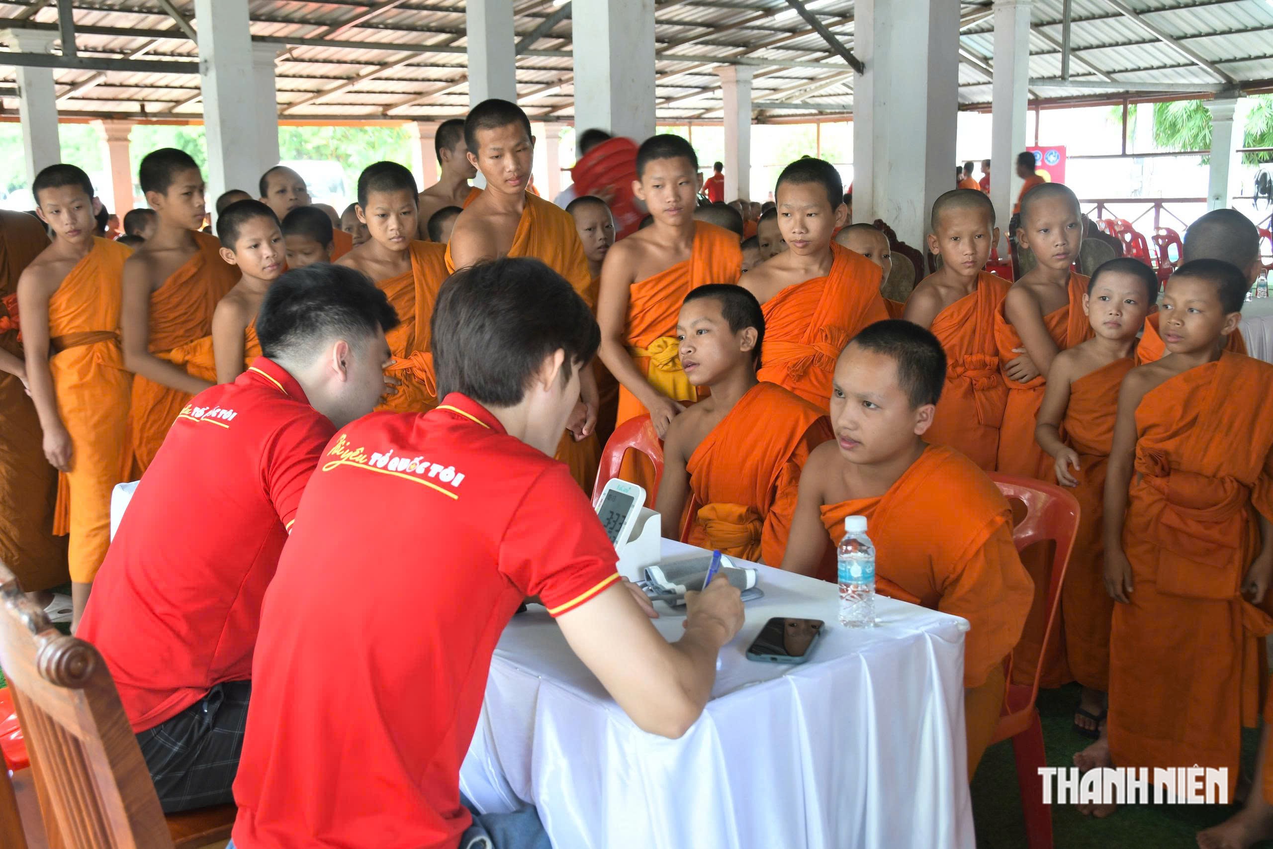 Mang yêu thương đến trẻ mồ côi chưa một lần được khám bệnh ở Lào - Ảnh 6.