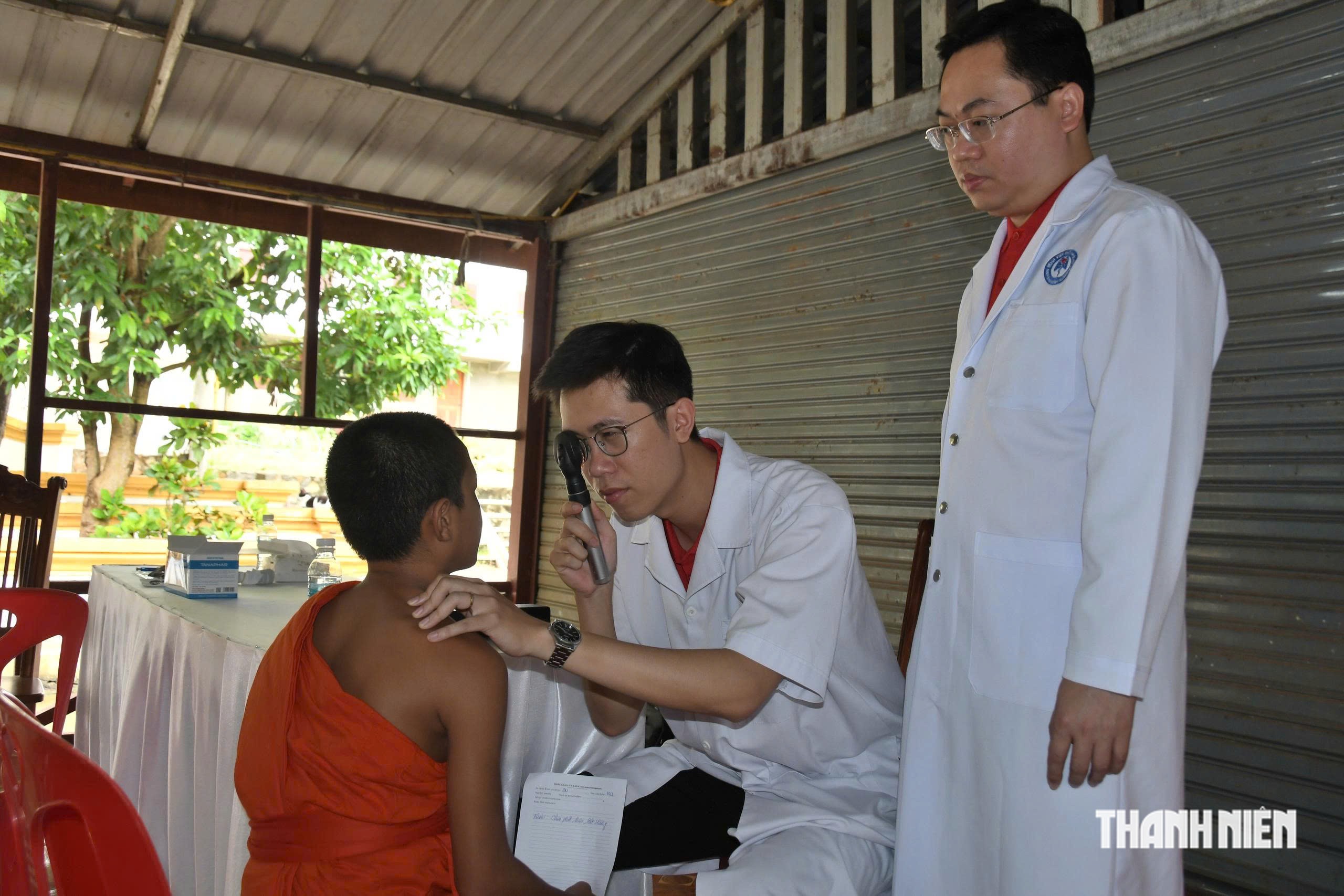 Mang yêu thương đến trẻ mồ côi chưa một lần được khám bệnh ở Lào - Ảnh 4.