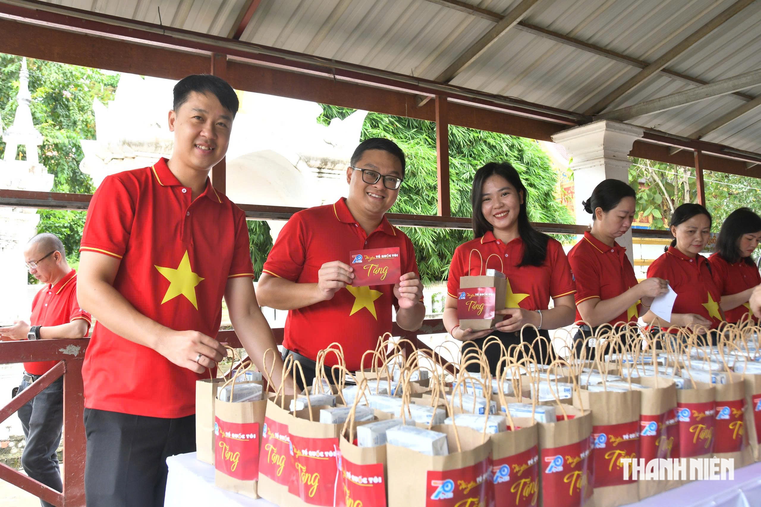 Mang yêu thương đến trẻ mồ côi chưa một lần được khám bệnh ở Lào - Ảnh 9.