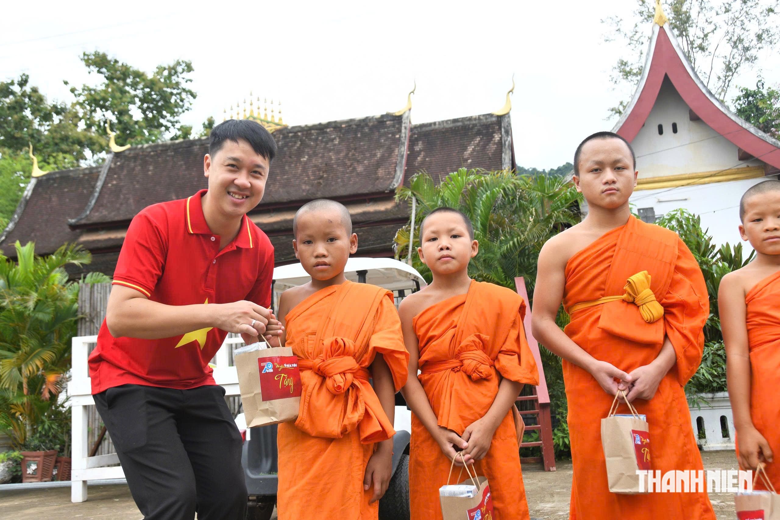 Mang yêu thương đến trẻ mồ côi chưa một lần được khám bệnh ở Lào - Ảnh 10.