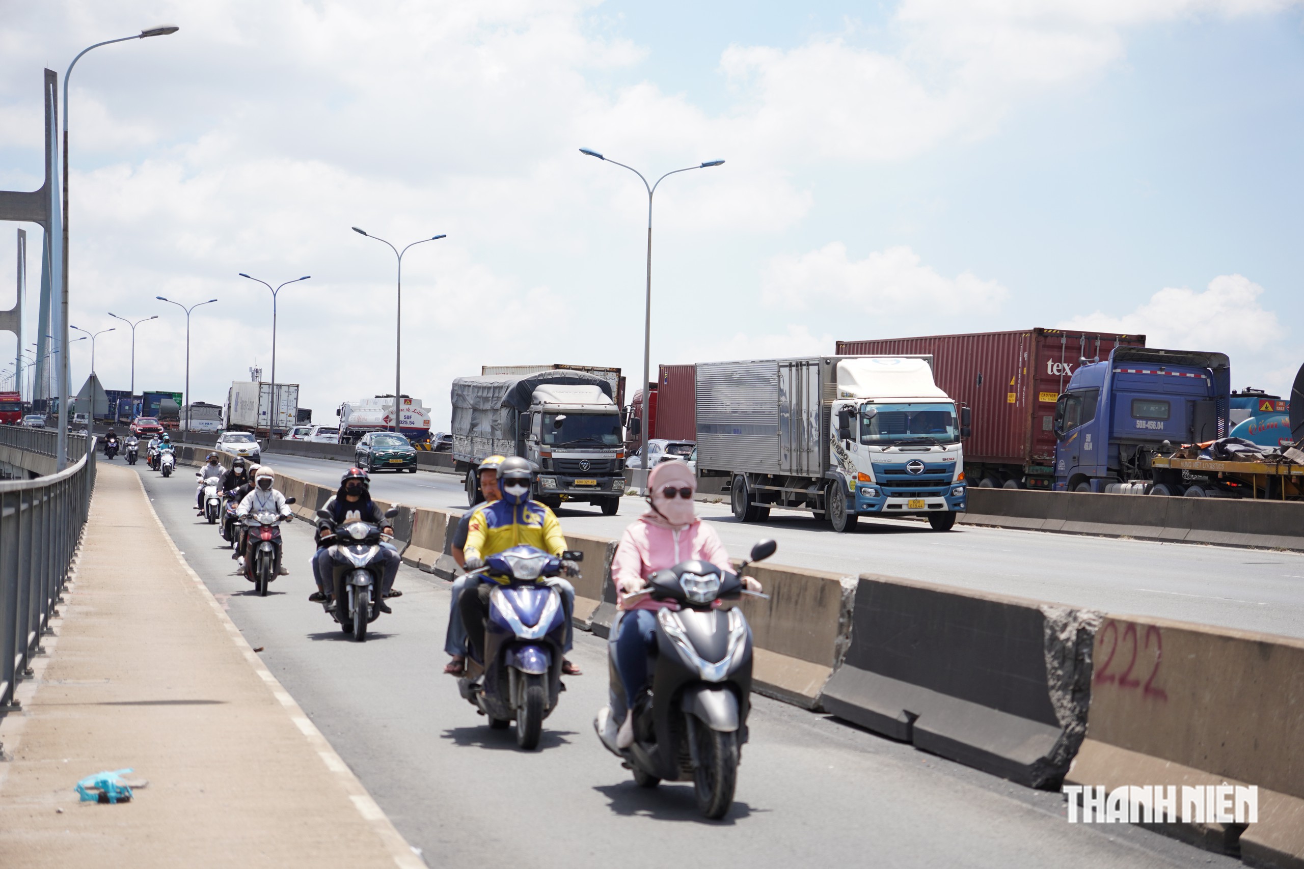 Chở con qua cầu Phú Mỹ, người mẹ nói gì khi dải phân cách cứng - Ảnh 3.