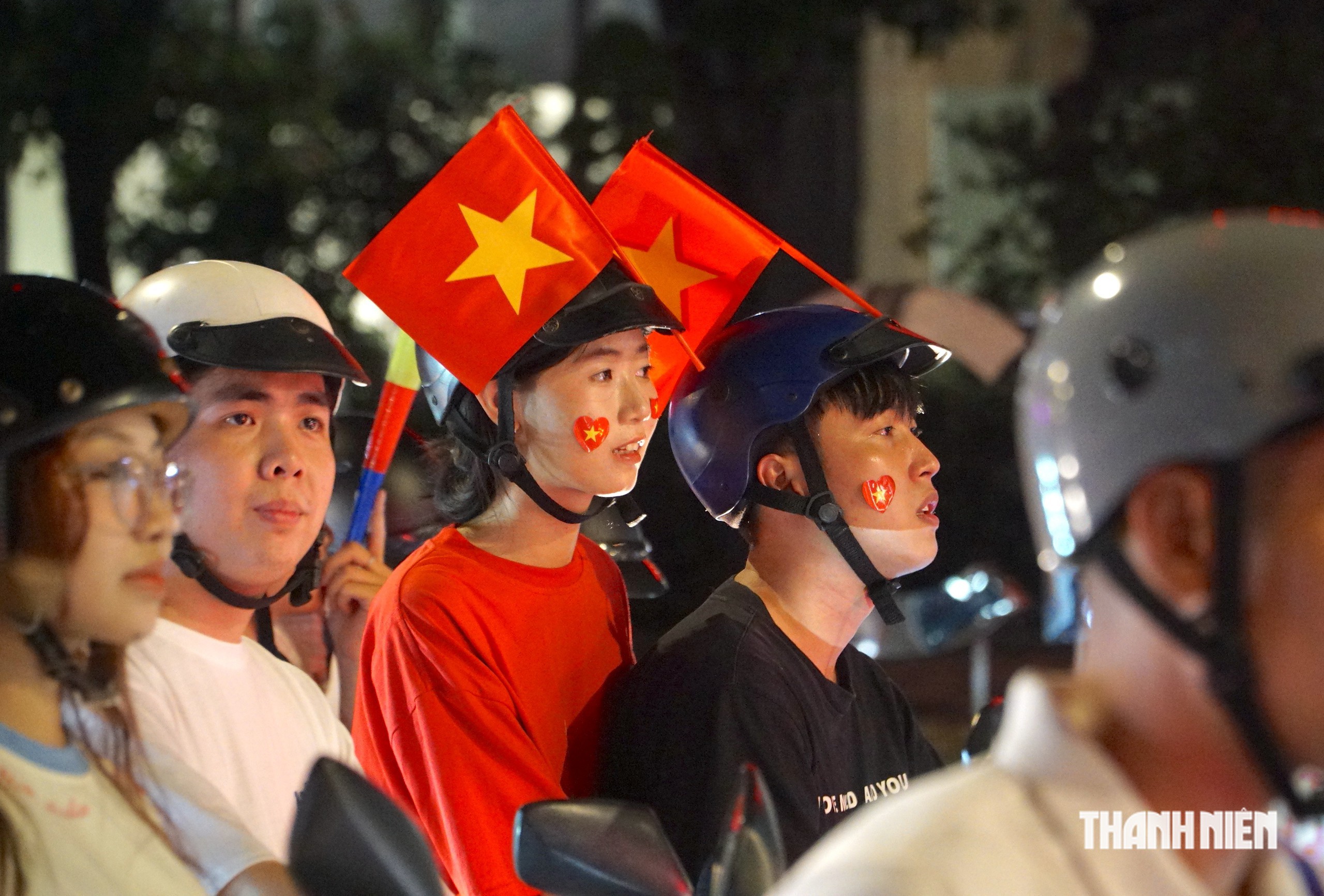 H&agrave;ng ng&agrave;n người TP.HCM xuống đường ăn mừng chiến thắng của tuyển Việt Nam l&uacute;c nửa đ&ecirc;m - Ảnh 7.