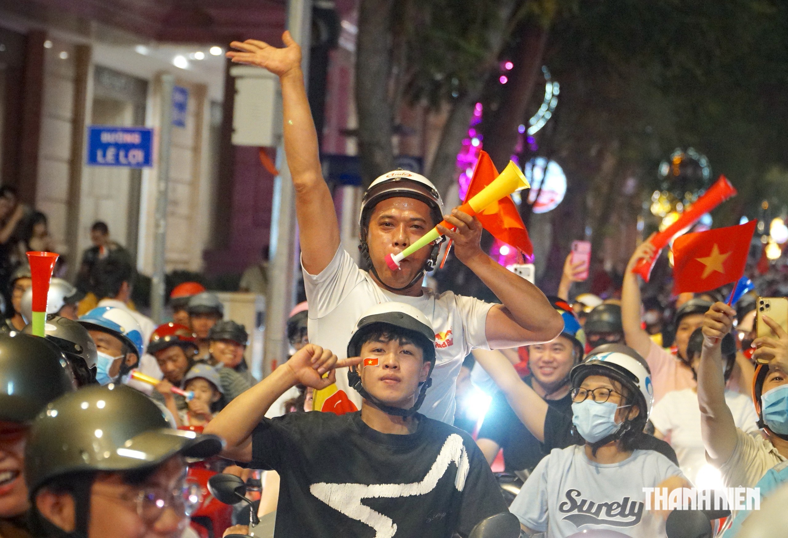 H&agrave;ng ng&agrave;n người TP.HCM xuống đường ăn mừng chiến thắng của tuyển Việt Nam l&uacute;c nửa đ&ecirc;m - Ảnh 5.