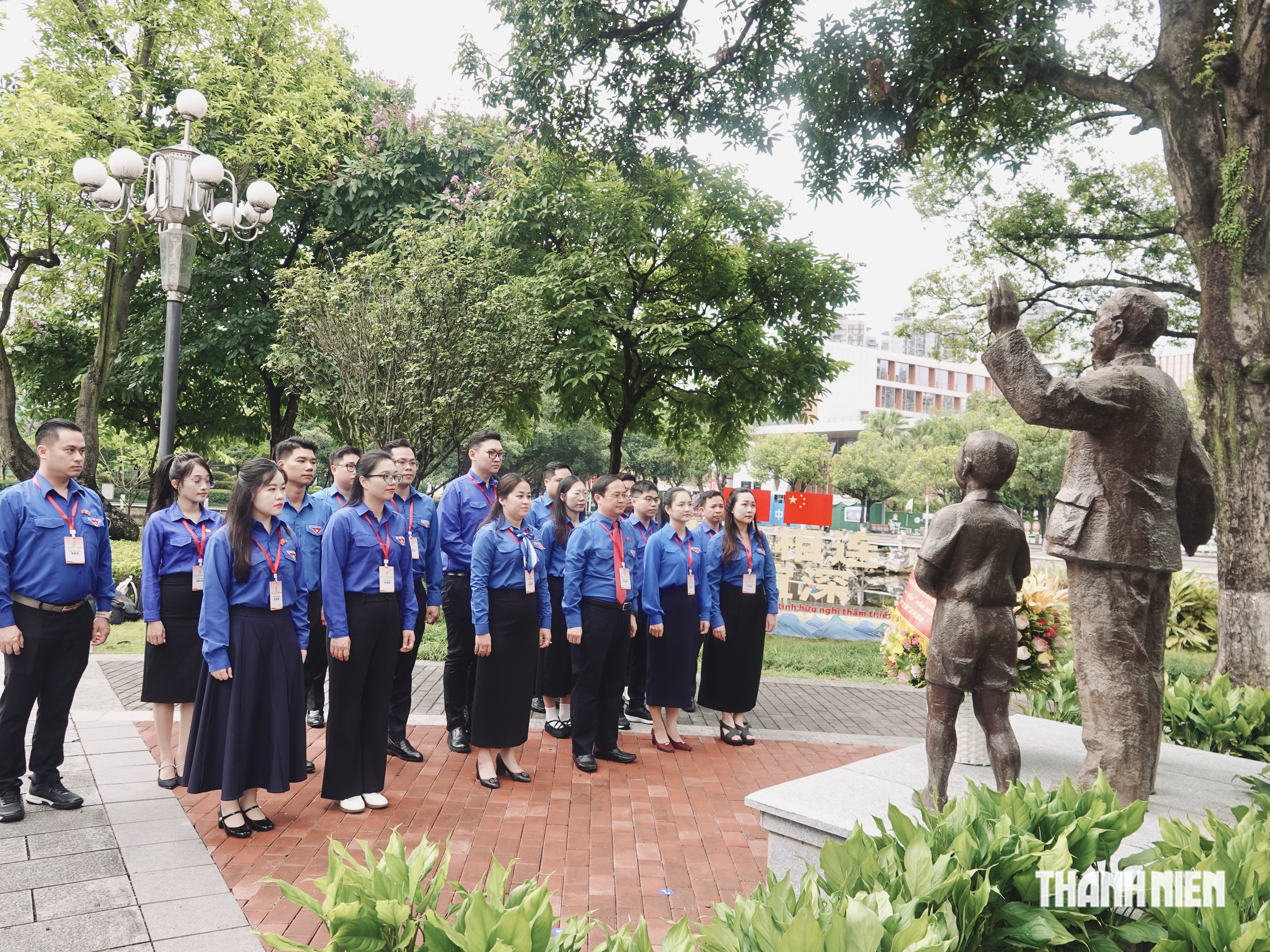 Dâng hương tượng đài Bác Hồ ở Quảng Tây, Trung Quốc- Ảnh 1.