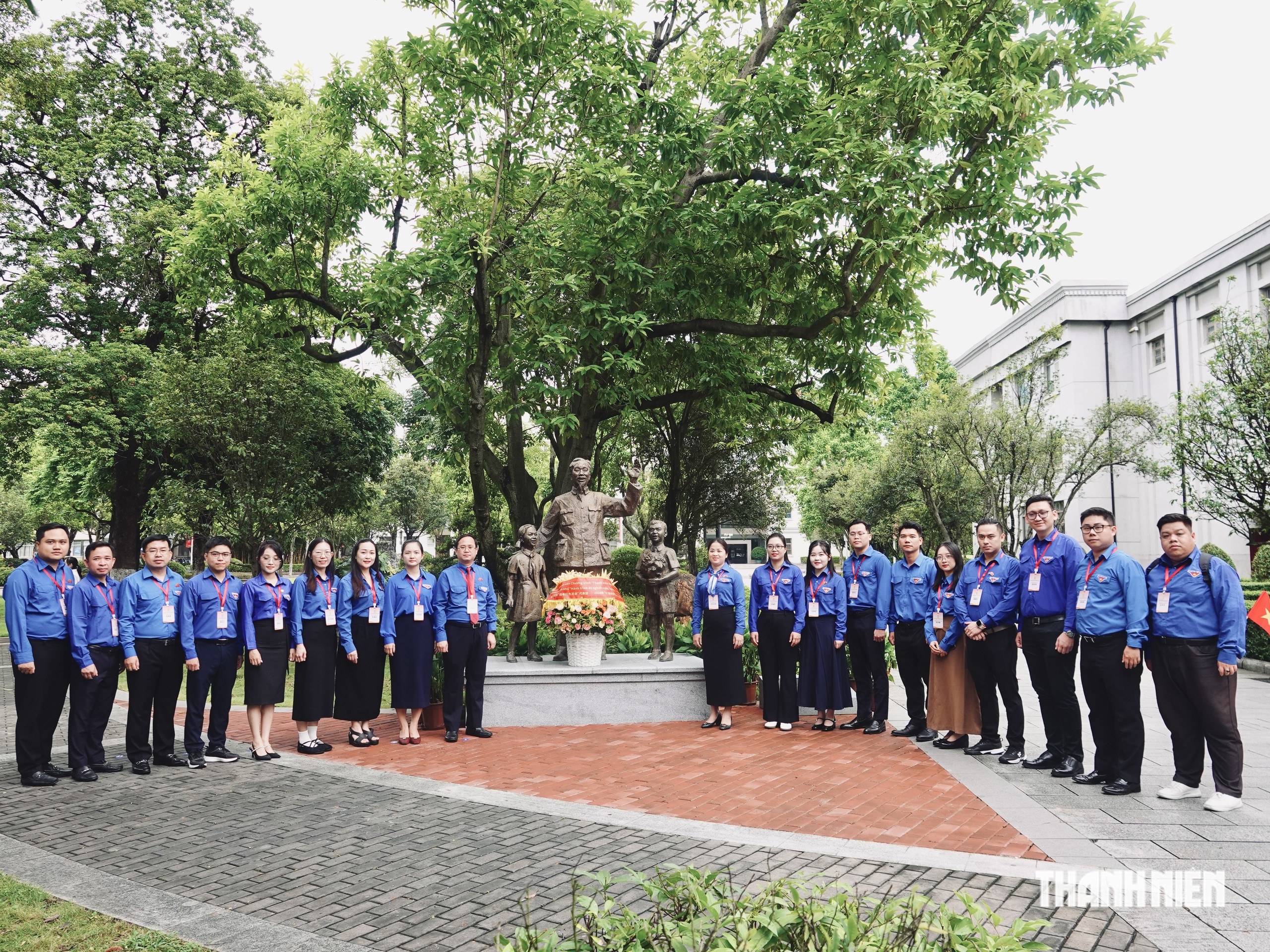 Dâng hương tượng đài Bác Hồ ở Quảng Tây, Trung Quốc- Ảnh 2.