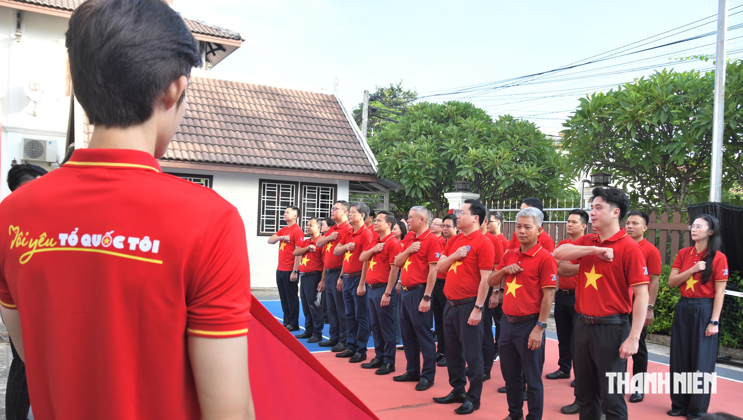 Lễ ch&agrave;o cờ đặc biệt &ldquo;T&ocirc;i y&ecirc;u Tổ quốc t&ocirc;i&rdquo; tr&ecirc;n đất nước bạn L&agrave;o - Ảnh 1.