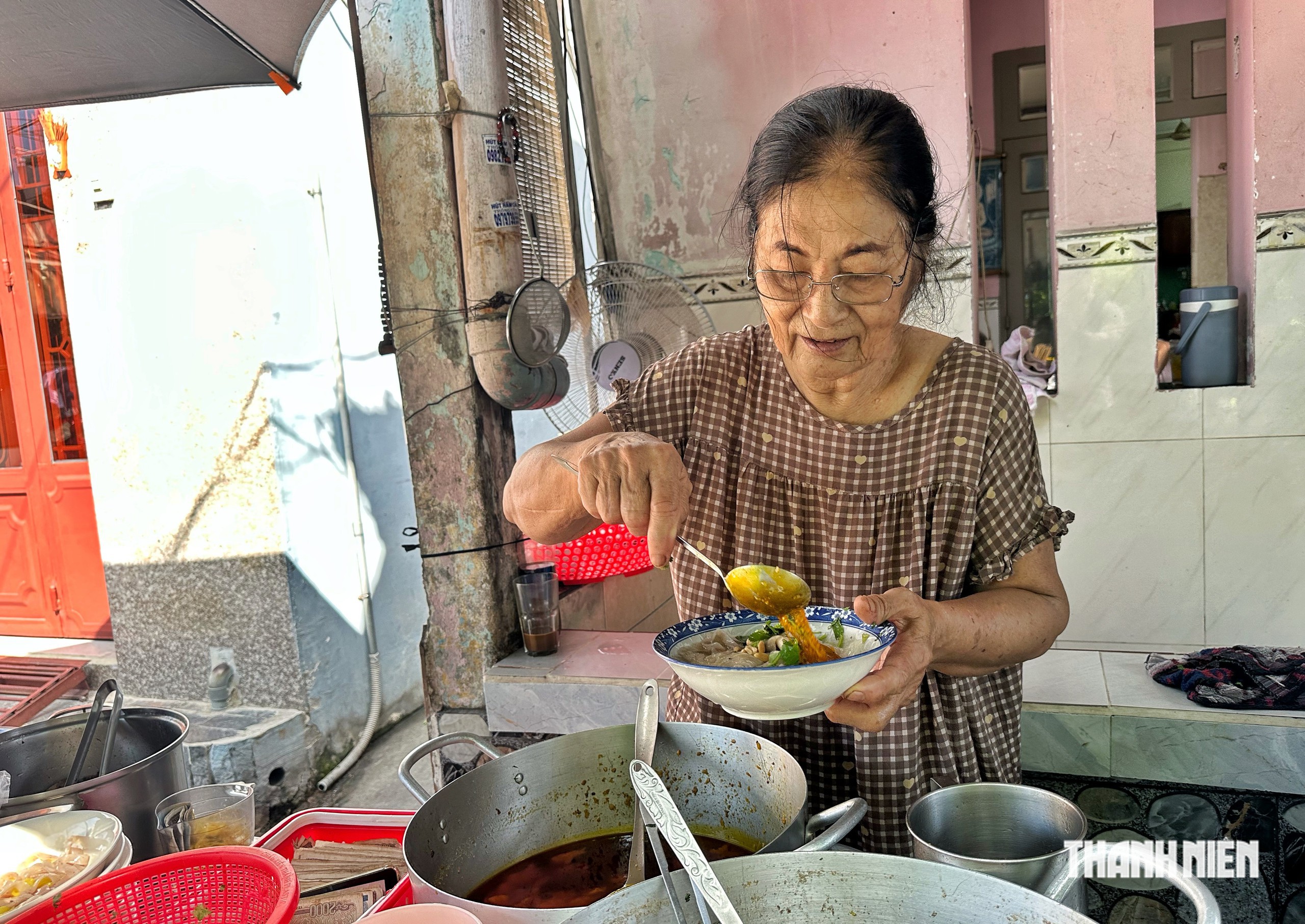 Qu&aacute;n m&igrave; Quảng đường ray 30 năm ở TP.HCM: Chuyện bất ngờ về 'gia t&agrave;i của ngoại' - Ảnh 2.