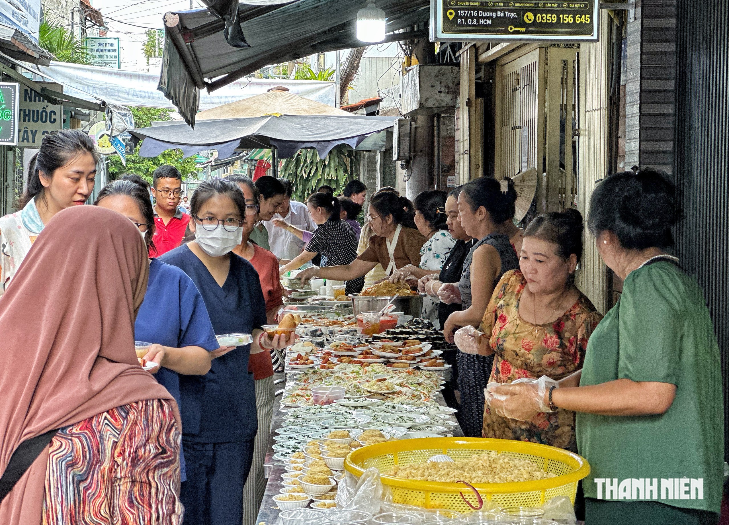 Bà con 'hẻm xe ngựa' ở TP.HCM đãi buffet chay miễn phí, hàng dài người tới ăn - Ảnh 6.